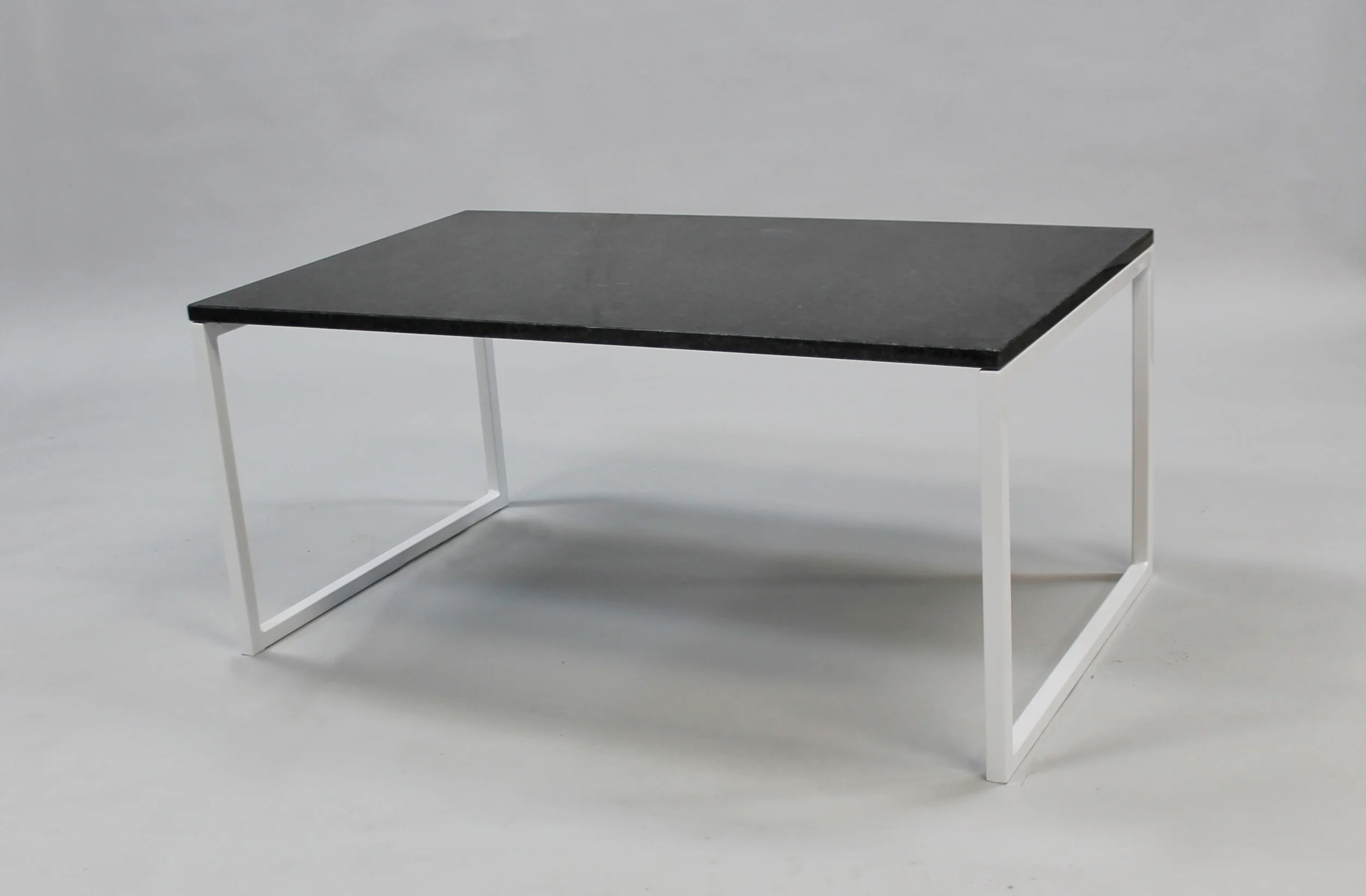Svartgranit 100x60 H 45, vitt svävande underrede