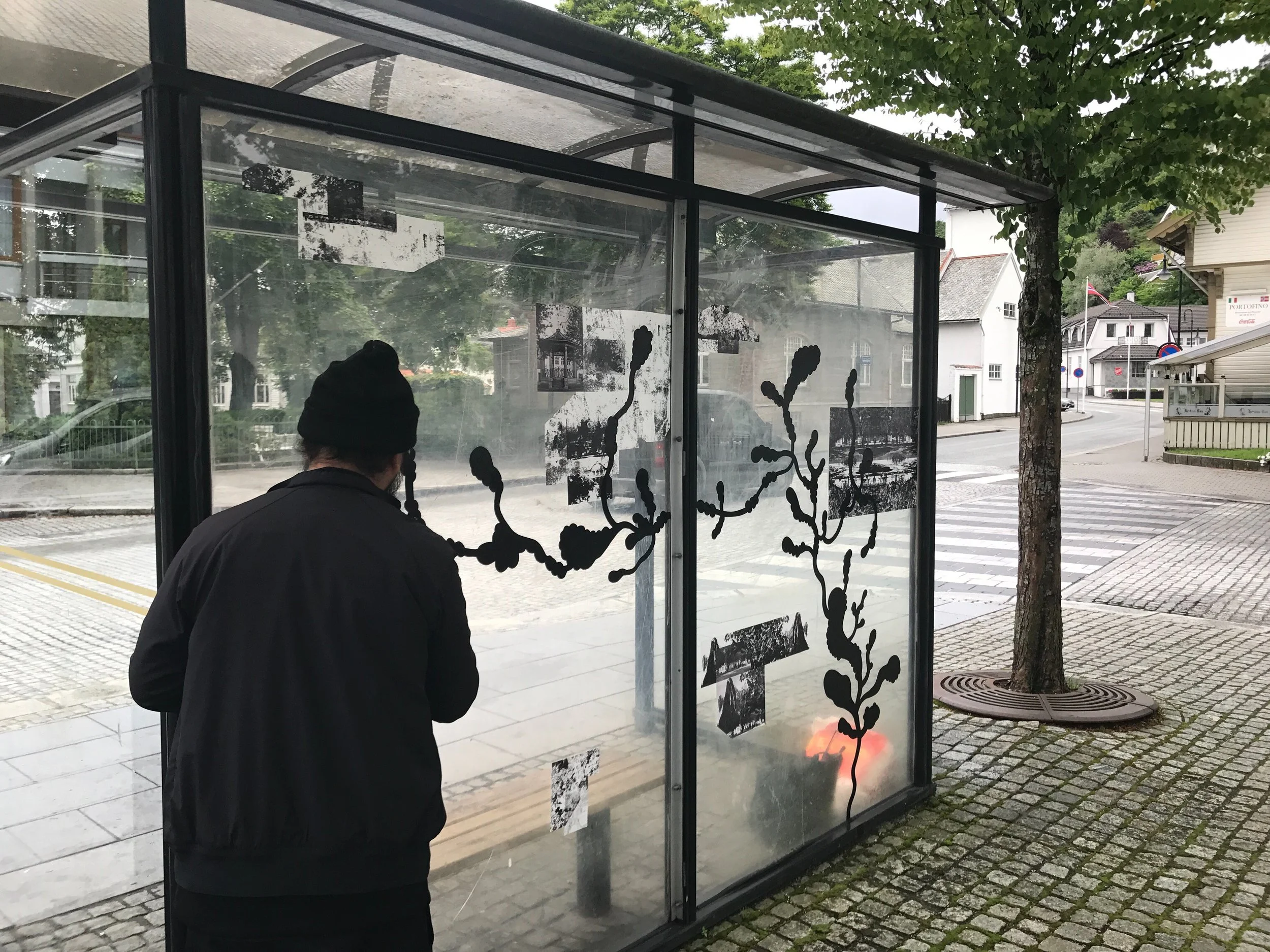 Utsmykking av bussholdeplassen i Øvre Park.
