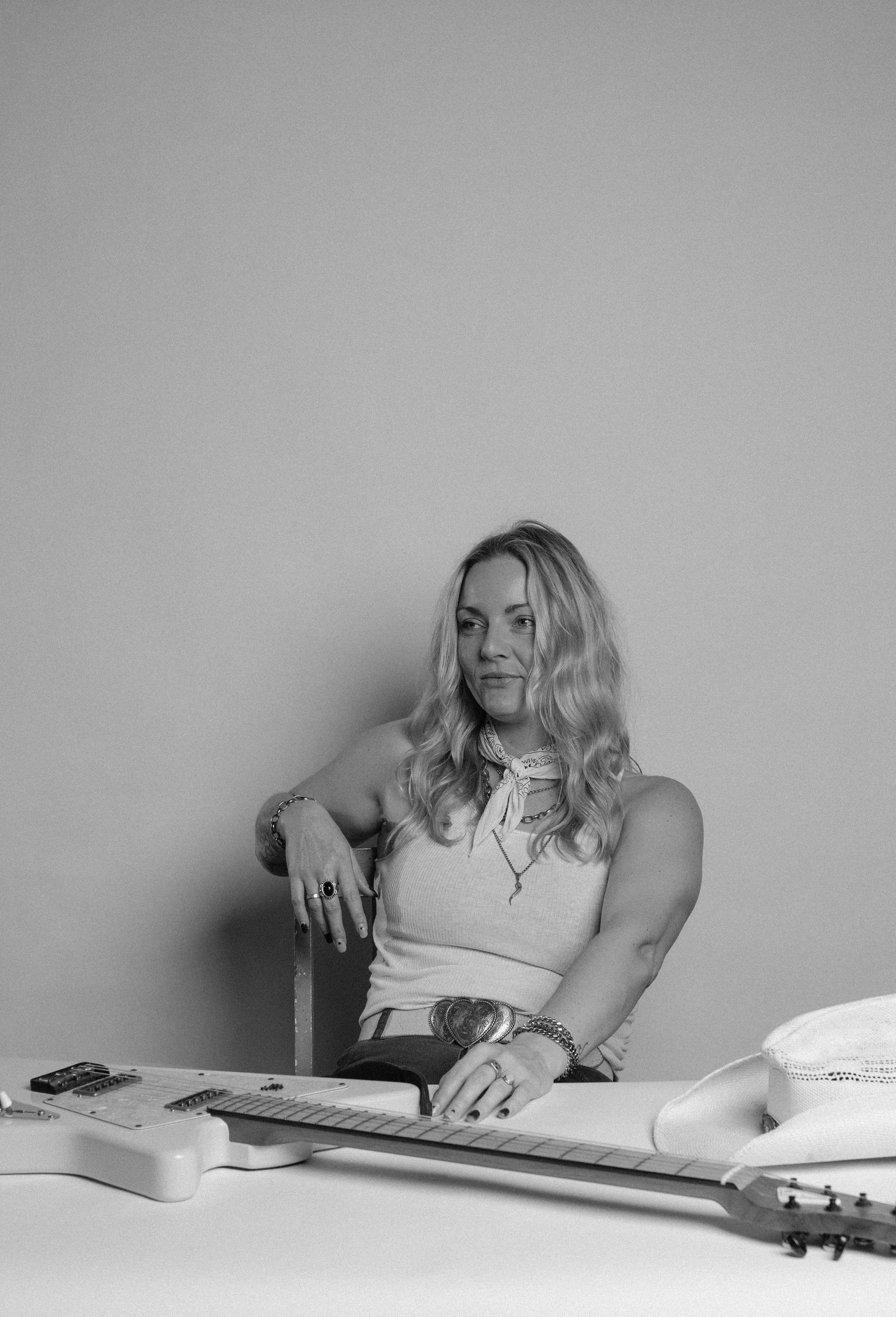 01_Lou_B&W_MiaForrest.jpg