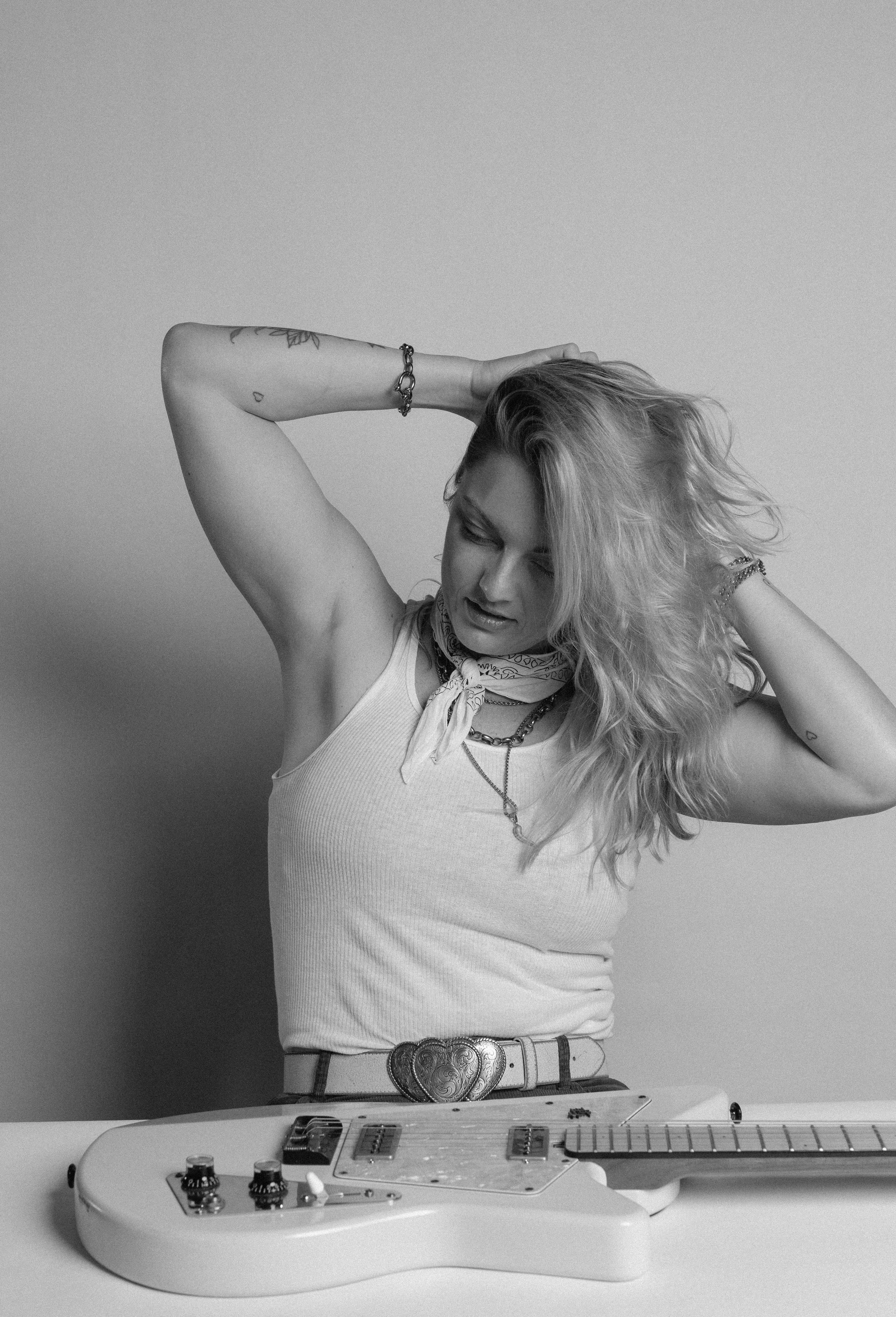 02_Lou_B&W_MiaForrest.jpg
