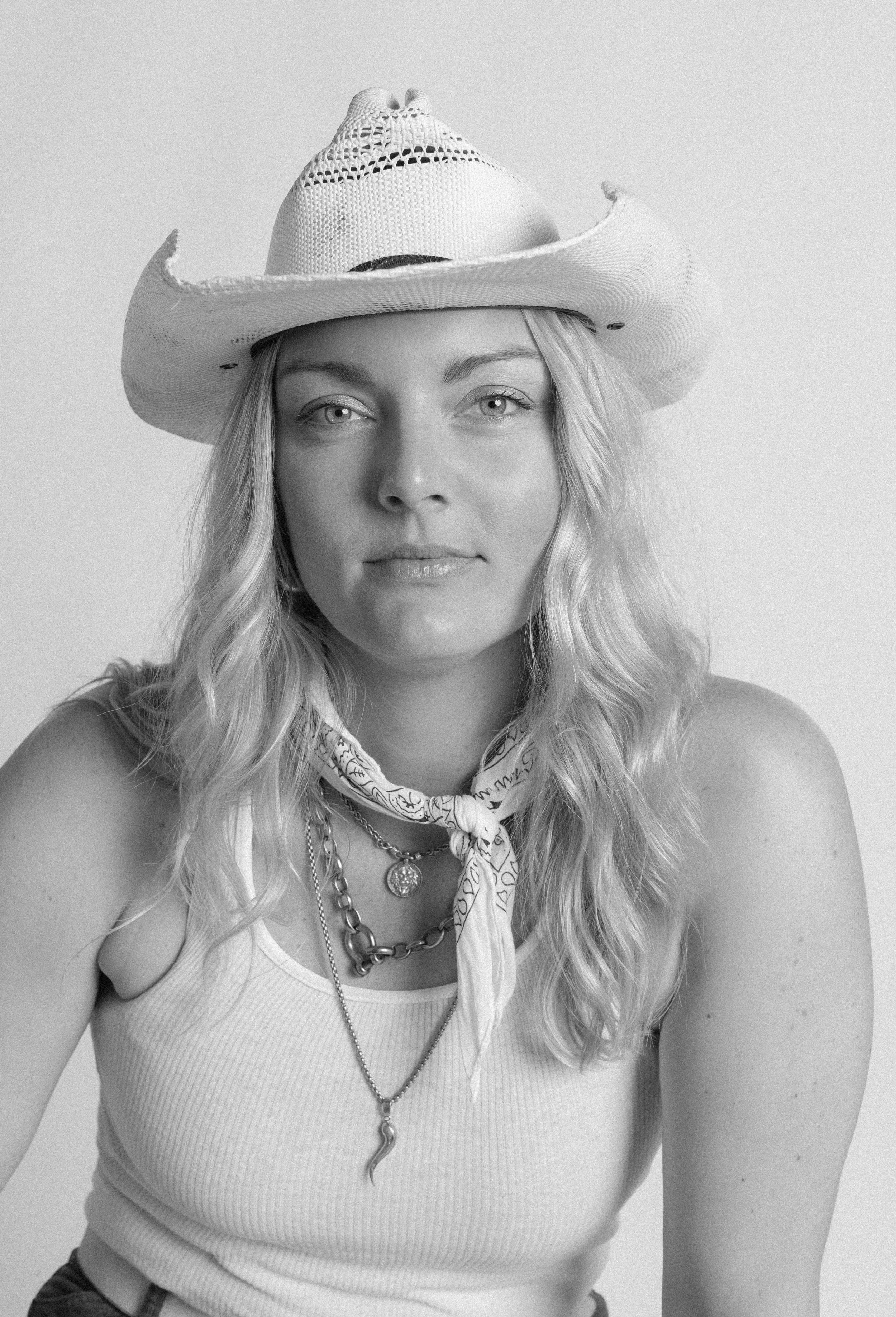 09_Lou_B&W_MiaForrest.jpg