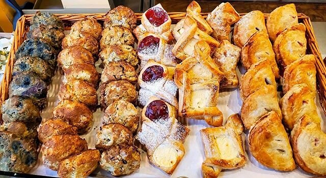 Decisions, decisions...one of each please😍
#frenchbakeryhhi #morningsarethebest #coffeeandpastrytime