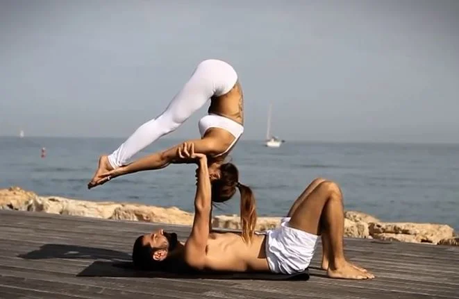 Prachtige Acro Yoga!