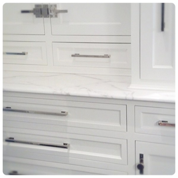 mod-hdwr-wh-mod-moderne-icebox-latch-wilmette-hardware-wilmettehardware-polished-nickel-cabinet-pull.jpg