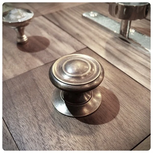 Cabinet-knob-wh-Georgian.jpg