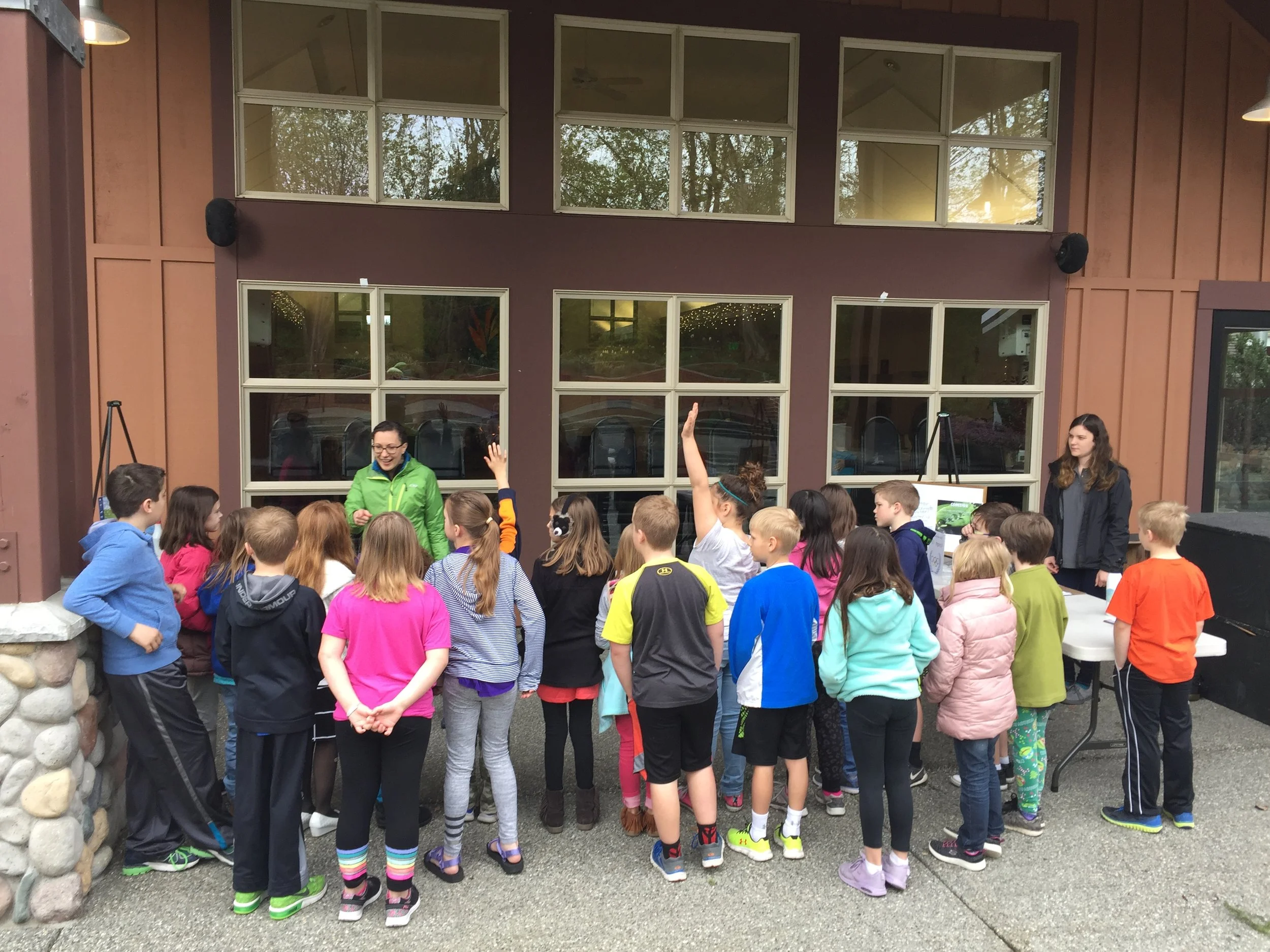 Outreach and Education Coordinator, Laura Goff welcomes a group of students at the beginning of the lesson.