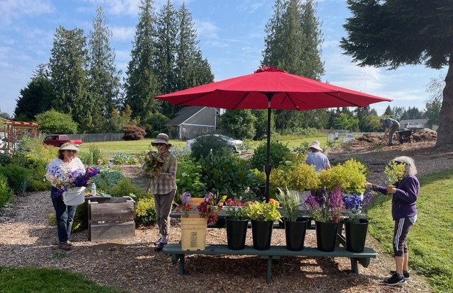 The volunteer Flower Team makes bouquets.