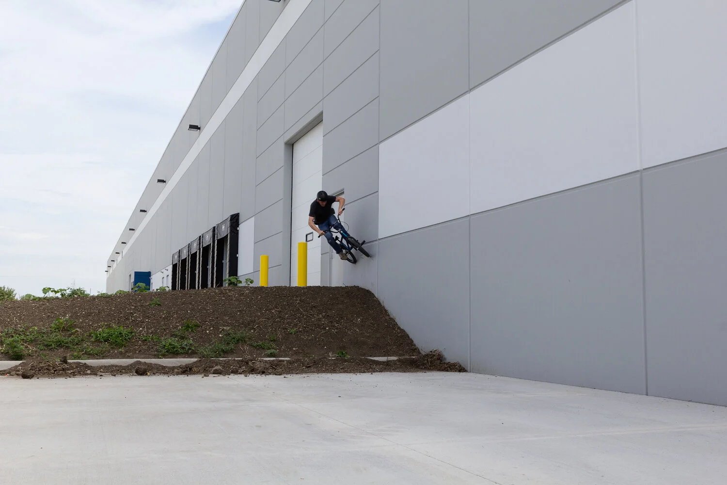 Dan---Wallride-to-dirt-bank.jpg
