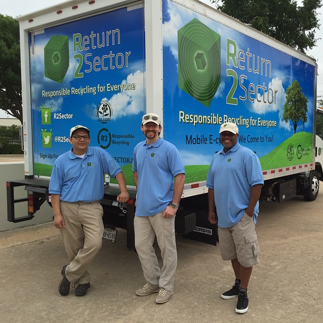 @r2sector mobile #ecycling crew ready for their first #earthday stop for the great #austin IT services provider @ITfreedom
