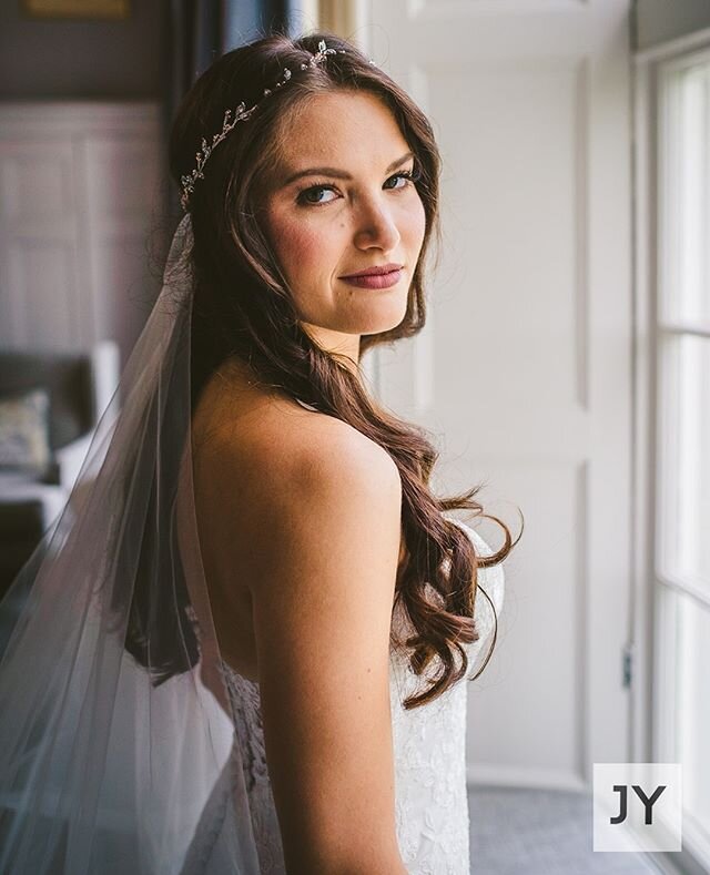 Michelle 💛 Relaxed waves for this gorgeous relaxed bride, who came all the way from 🇺🇲 to get married @luttrelstowncastle Photography by @Justinyoungphotography⁠
#irishhairstylist #irishweddings