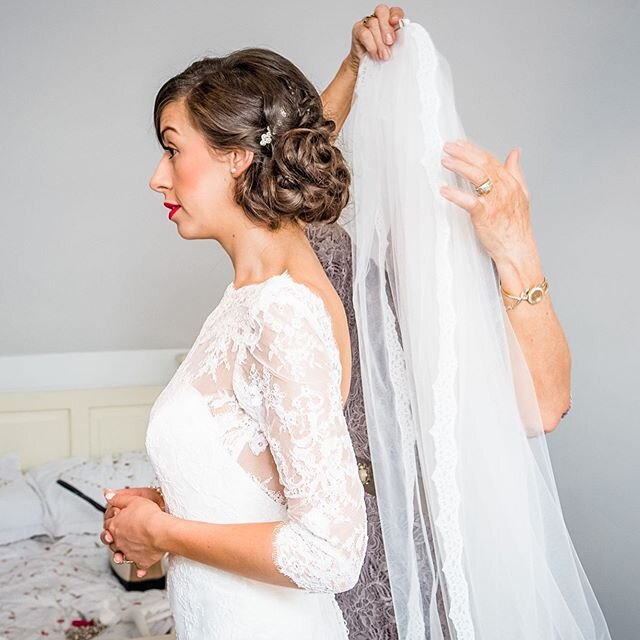 Shoshannah's long thick curly hair was a joy and a challenge to work with... this side-swept upstyle had tiny braids interwoven, which were Shosh&rsquo;s idea....so different and so romantic ❤️ ⁠⠀
Photography by Paper Hearts, Killarney⁠⠀
Makeup by th