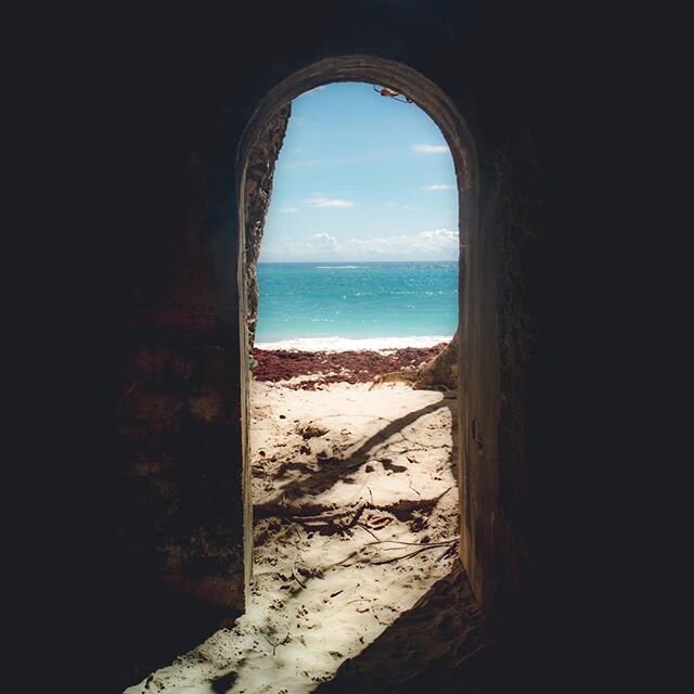 Exploring with @hgfieldsart 👁&zwj; #Barbados #travel #doorway #portal #beach