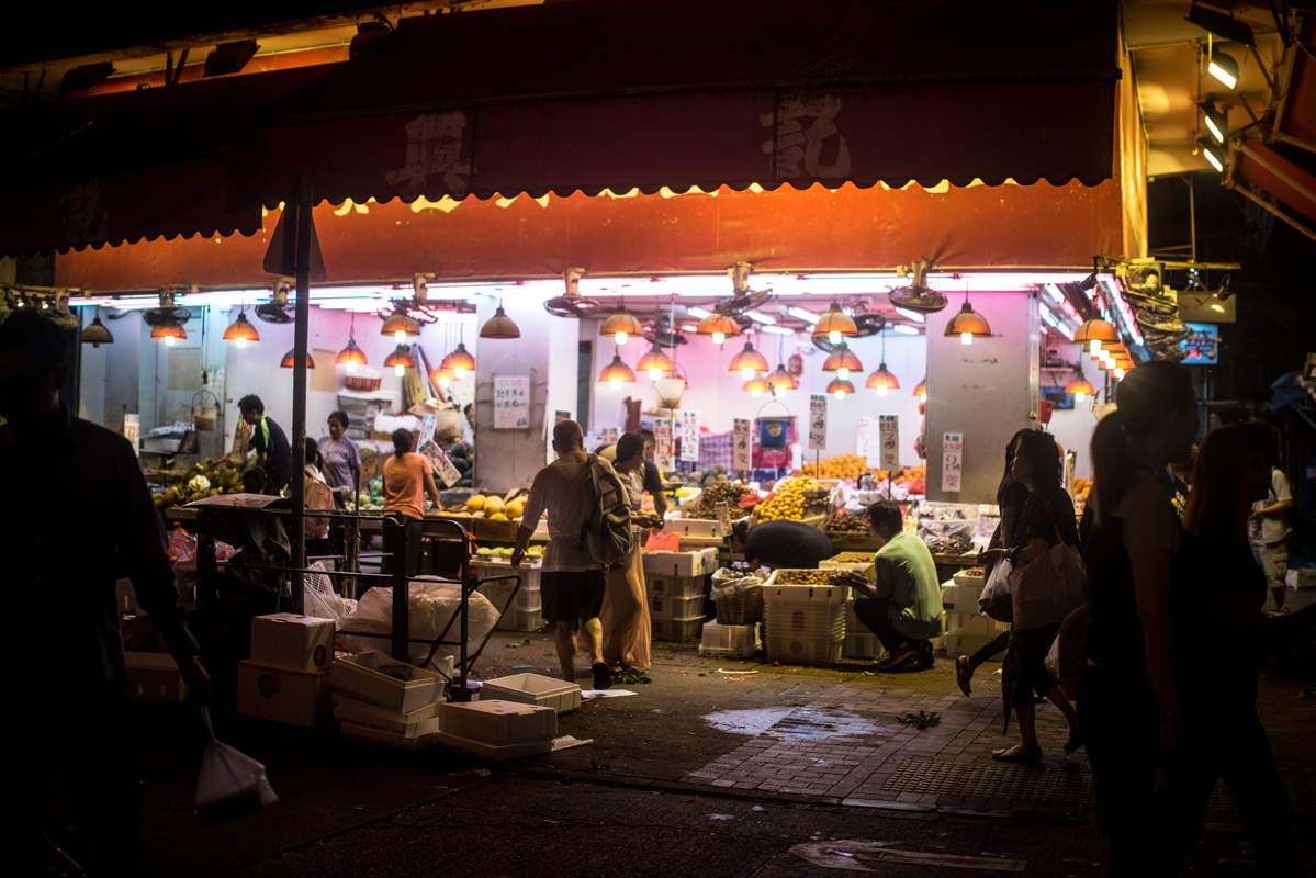 Sham Shui Po markets are open late into the night