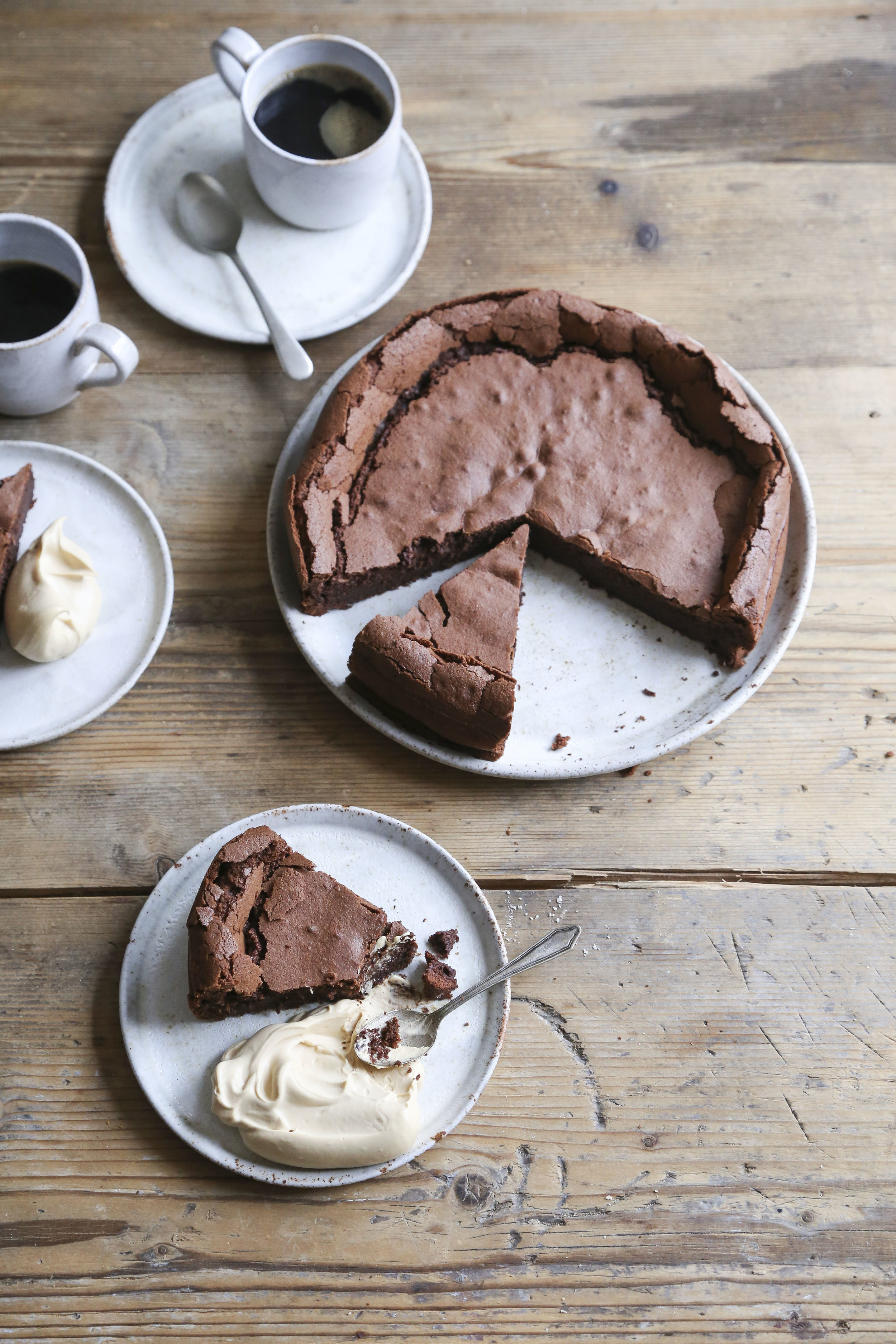 One Tin Bakes Easy: Foolproof cakes, traybakes, bars and bites from  gluten-free to vegan and beyond - Edd Kimber — Manda Group