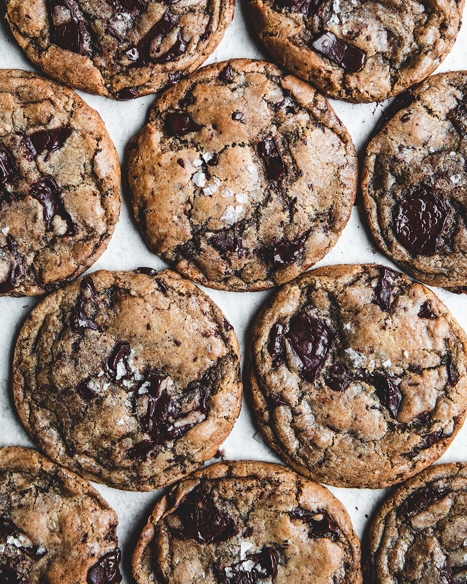 Giant Chocolate Chip Cookie {Perfect for a Bake Sale}