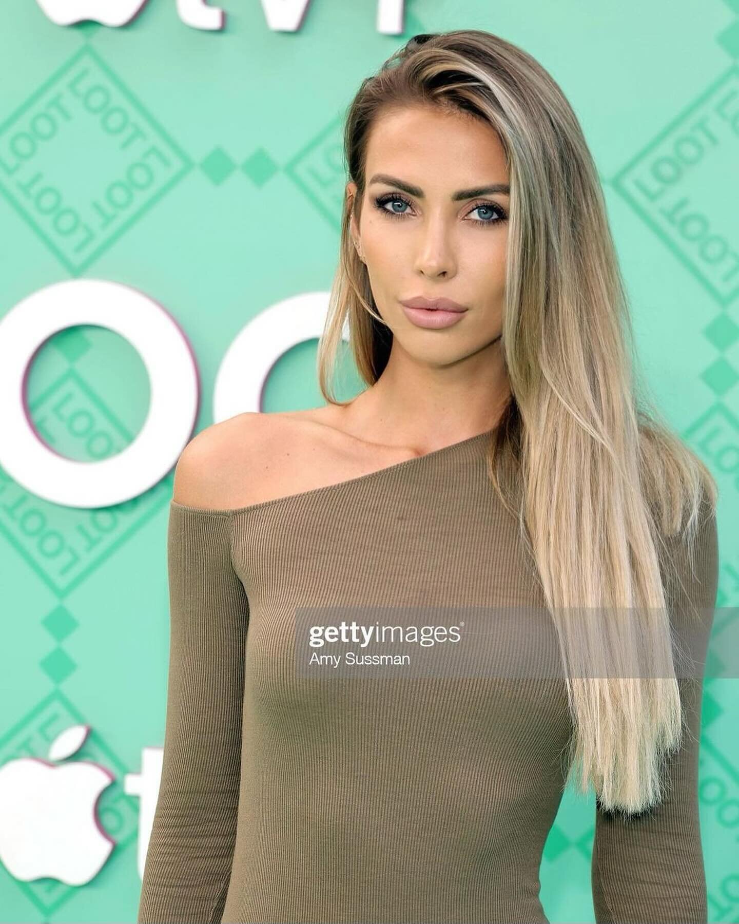 Throwback to model @dashaalexandria on the carpet for the premiere of #loot @appletv 💵