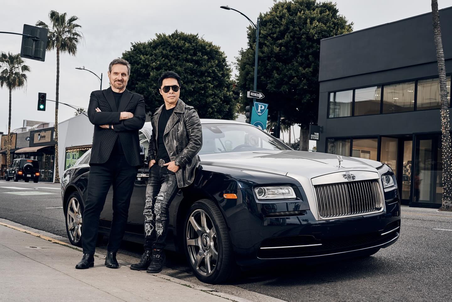 Gallerist Randall J. Slavin of @winnslavin and blue-chip artist @sirdanielwinn photographed by @ray_kachatorian
.
.
.
.
.
Artist gallery Los Angeles Beverly Hills gallery artwork art collector publicity publicist public relations editorial photo sho