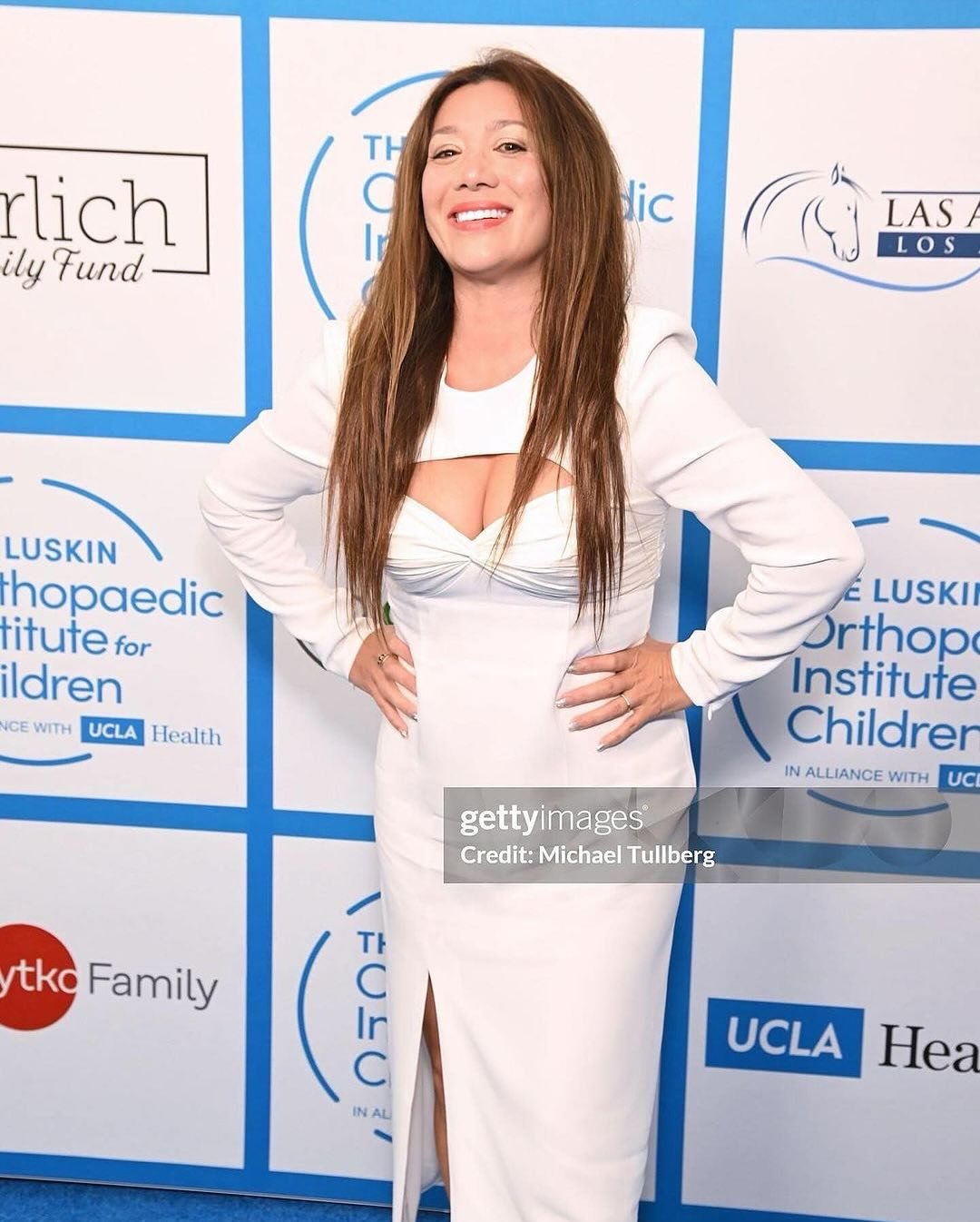 Throwback: singer @tarabeier attends Touchdown for @luskinoic Stand Up for Kids Gala hosted by @mariolopez at @sofistadium