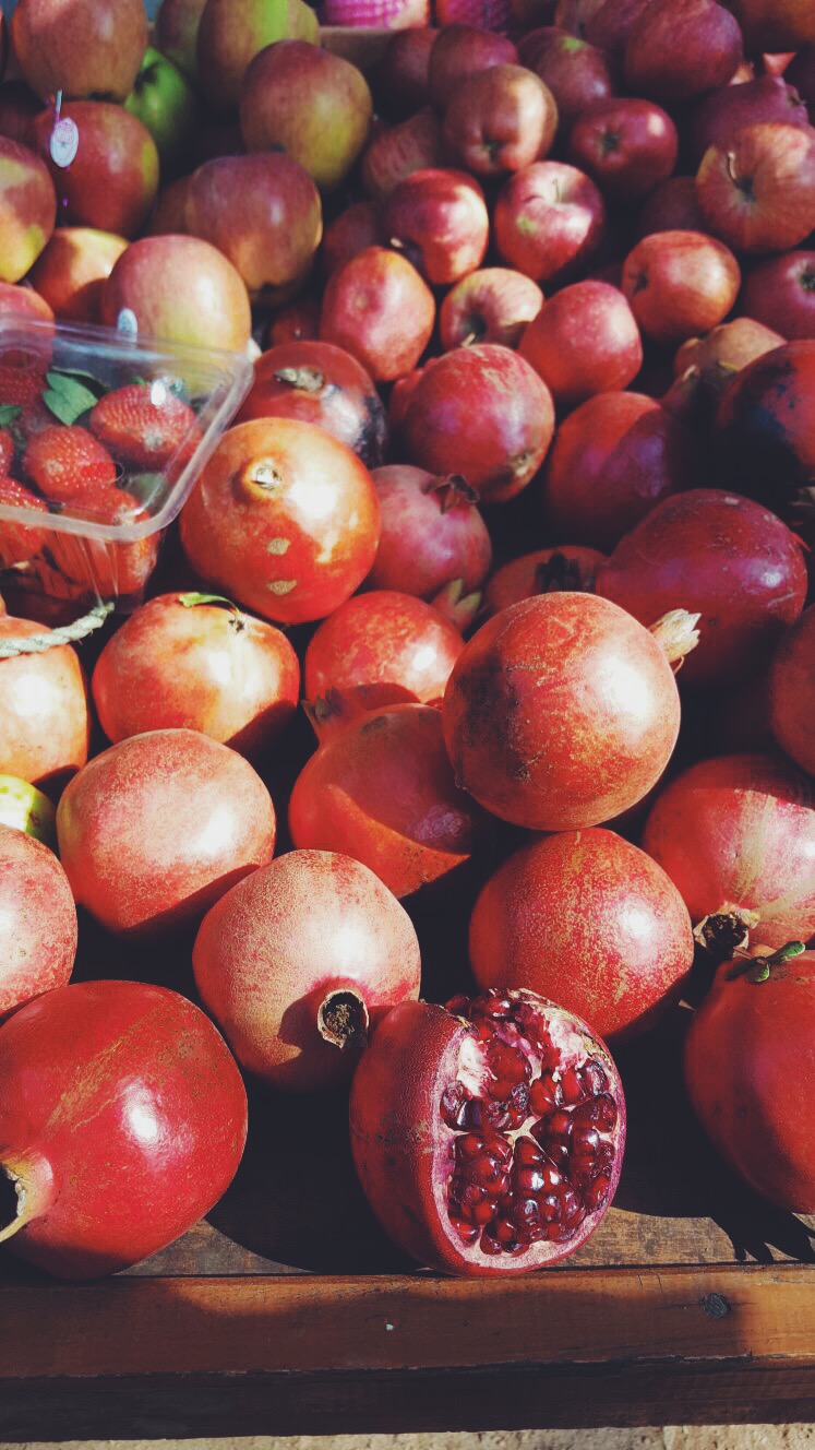  Buying one of my favorite fruits - pomegranates - from a road side stall!&nbsp; 