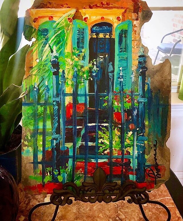 This is quick little painting I did a few years ago of a colorful entrance to a New Orleans home (I think it was the French Quarter or the Marigny from an old photo I had)...it’s acrylic on a piece of old roofing slate, approx 12x18 🌿❤️🏠 .
.