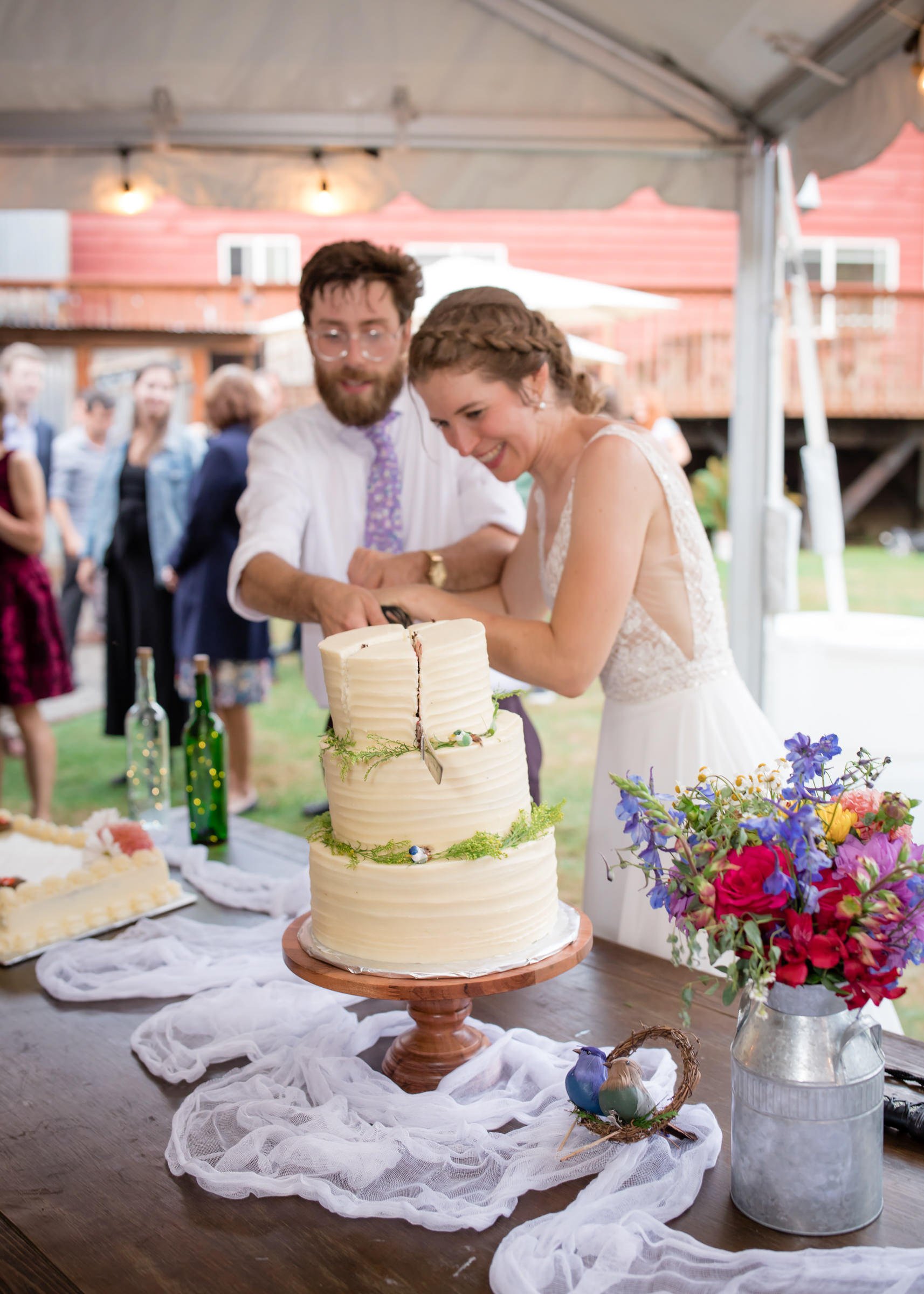 groom_bride_cutting_cake.jpg