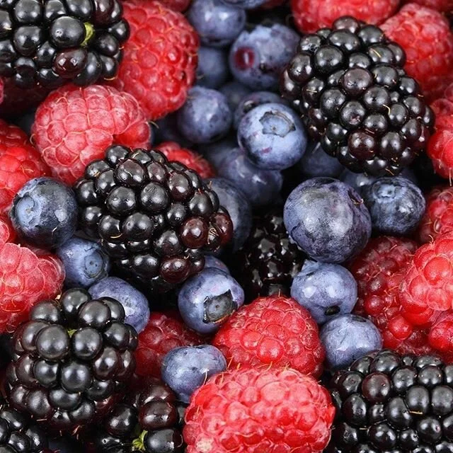 #mondaymorsels day here at #goodfoodHQ.

One last heart-lovin food on which to focus ---
.
BERRIES ❤️🍓🥝💜
.
💜LOADED WITH INFLAMMATION BUSTING NUTRIENTS
The dark colours of berries - they're a good indicator of heart lovin antioxidants, helping pro