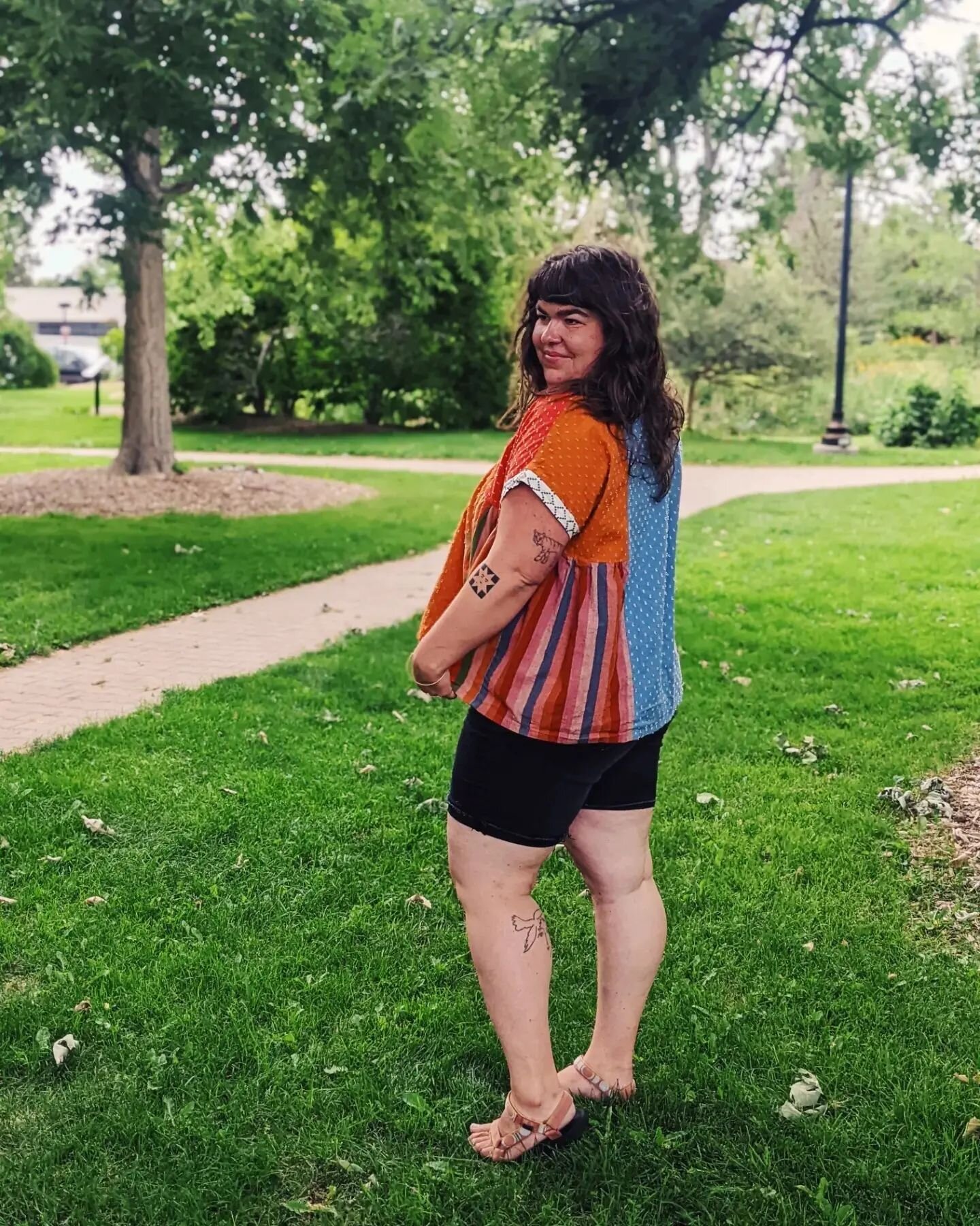 As soon as the new #warpandweftfabric hit @fancytigercrafts I snatched some up and sewed this @matchymatchysewingclub #collagegathertop which I have worn almost daily since. Naked would be my preference on these hotass days, but this breezy shirt is 