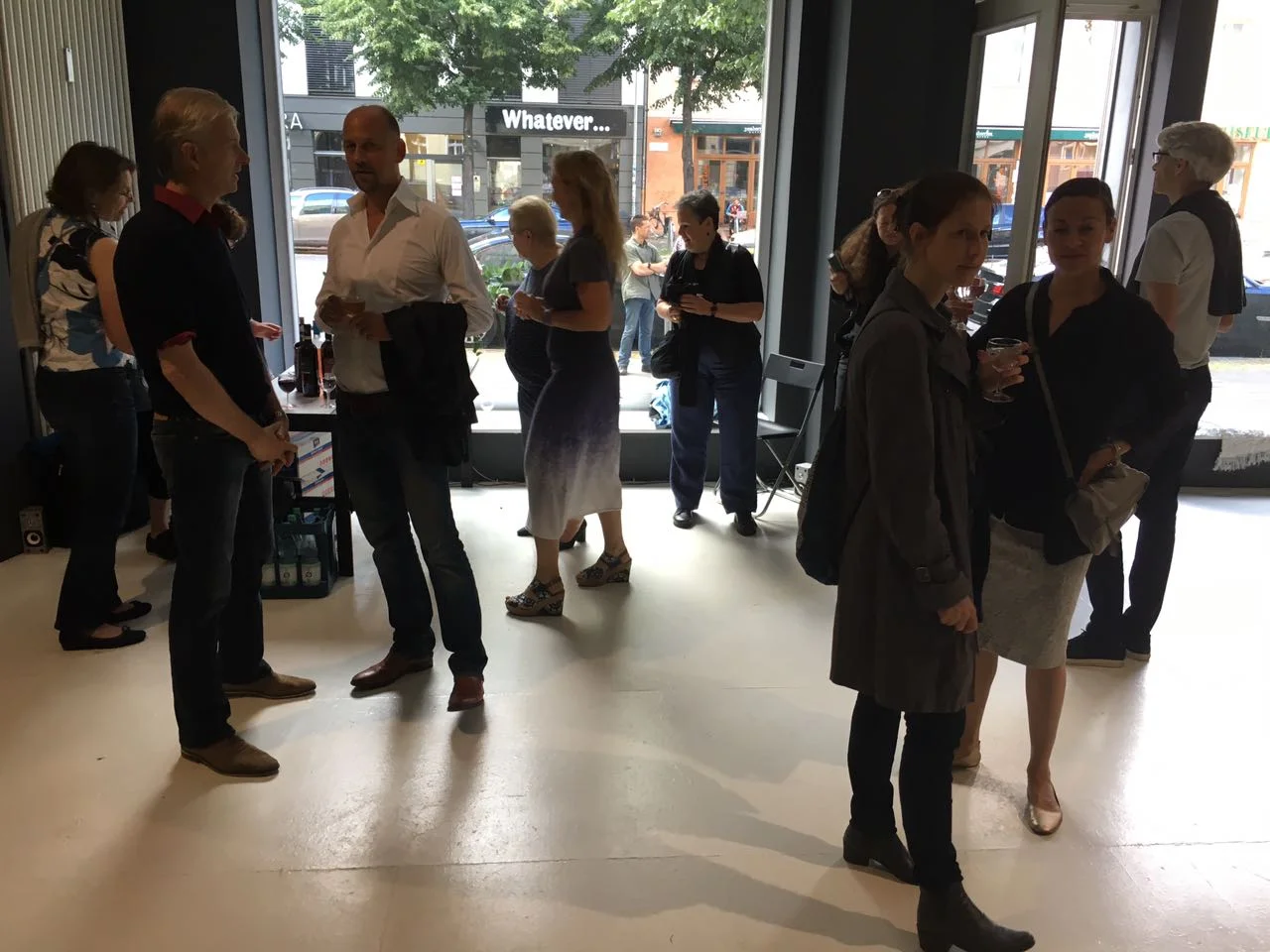Lebhafte Diskussionen nach der Premiere in der "janinebeangallery"