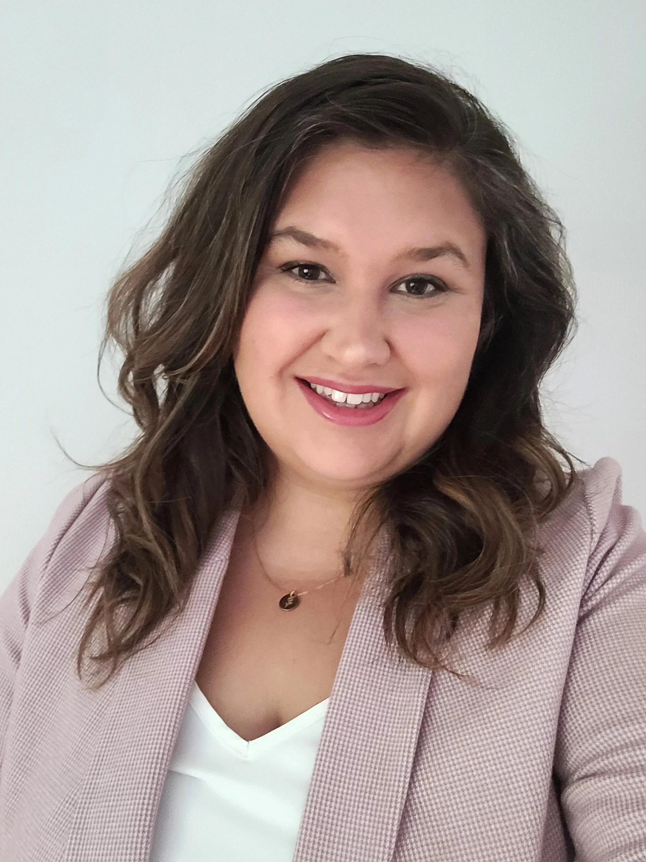  Vanessa Tanguay est professeure à la Faculté de droit de l’Université de Sherbrooke. Auparavant, elle a été chercheure postdoctorale à l’Université McGill et a enseigné les droits et libertés, les approches féministes du droit et l’interprétation ju
