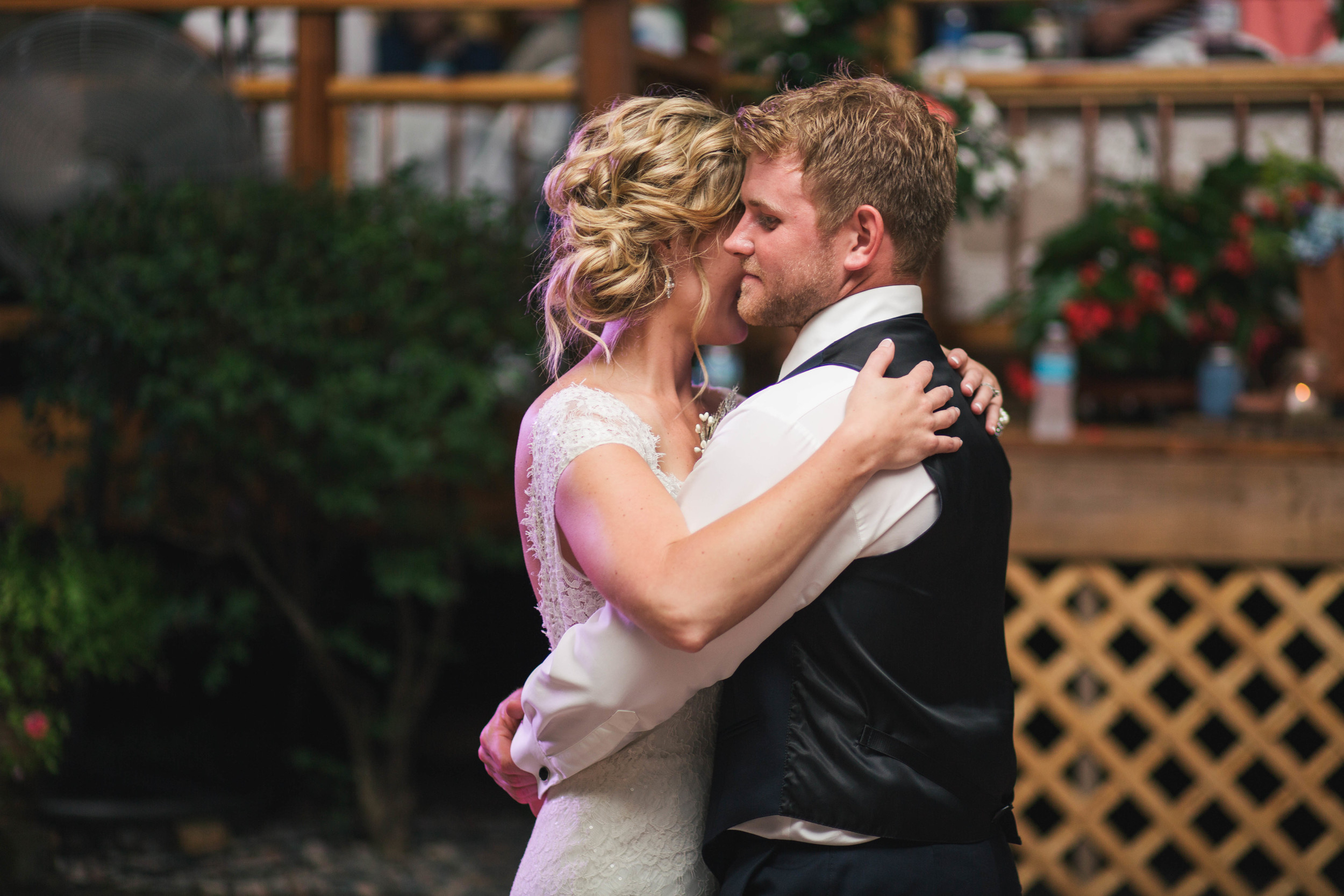 Minnesota Backyard Wedding Minneapolis Jess Dan (114 of 131).jpg
