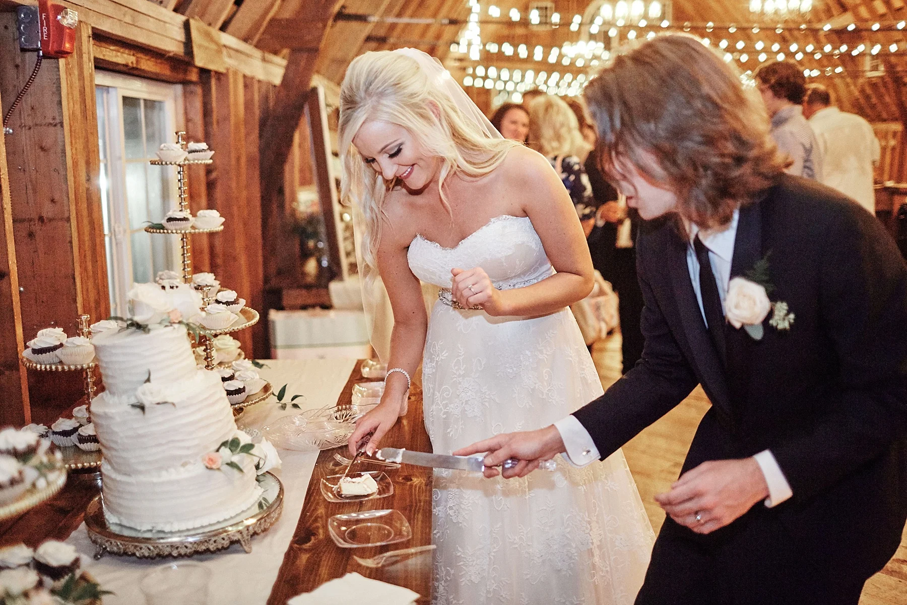 Bloom-Lake-Barn-Wedding-Schafer-Minnesota-Outdoor_0332.jpg