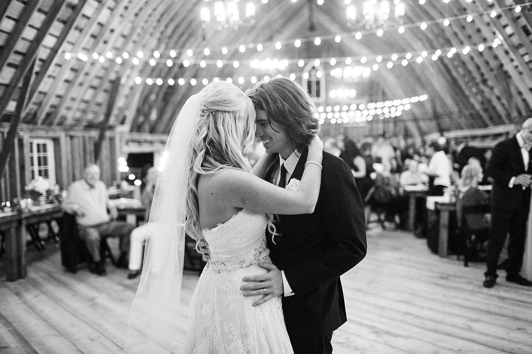 Bloom-Lake-Barn-Wedding-Schafer-Minnesota-Outdoor_0333.jpg