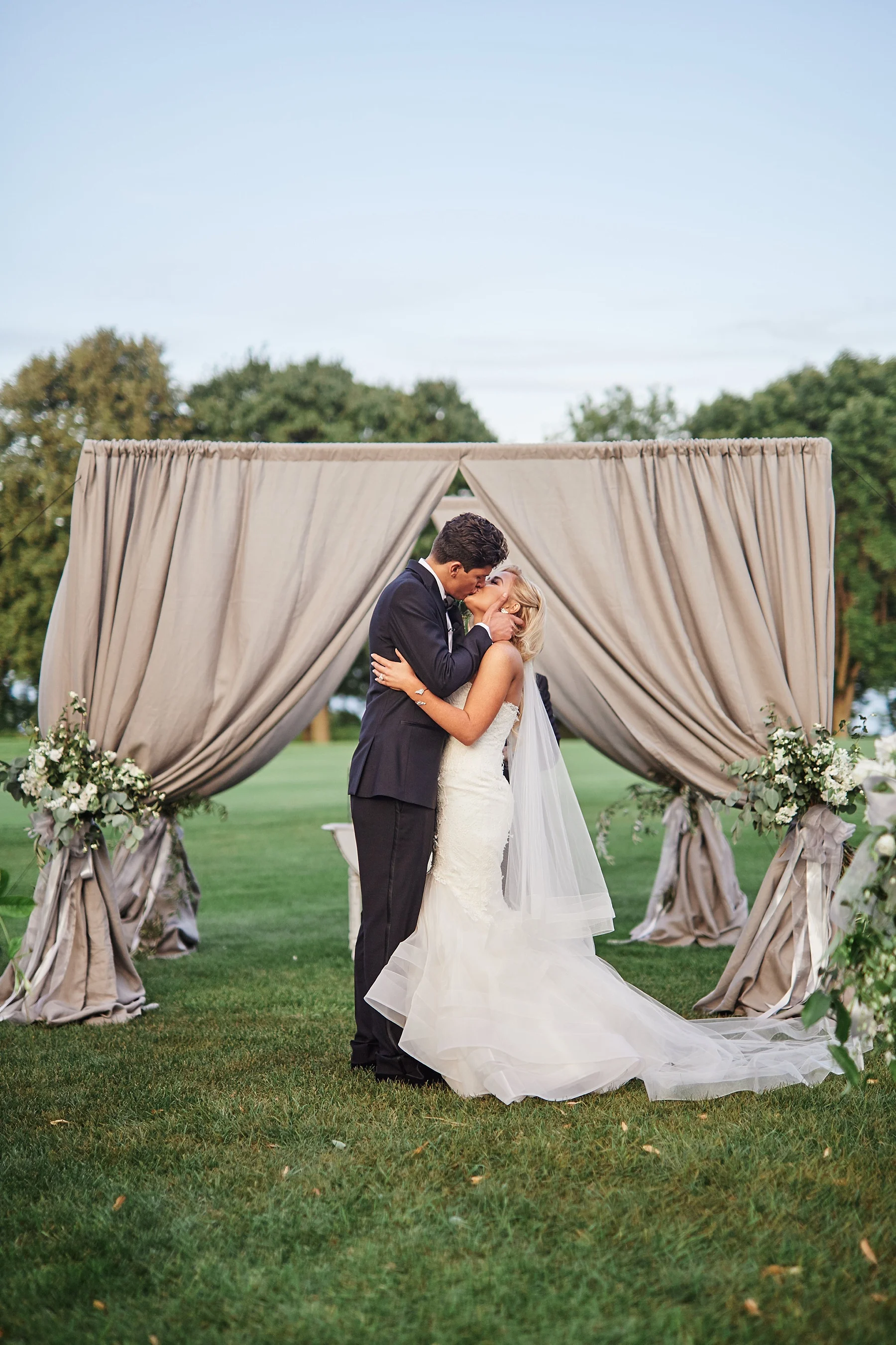 Lafayette-Club-Wedding-Wayzata-Minnesota-the-black-tux-go-glow-stuart-weutzman-lakumcollection-harvest-home-wayzata_0464.jpg