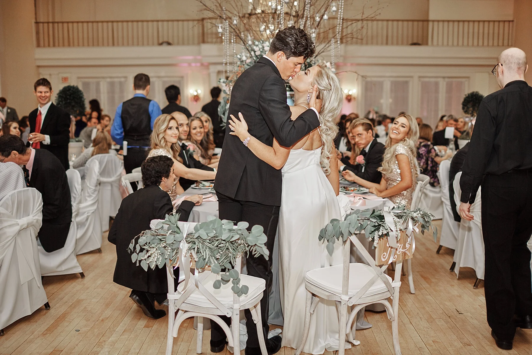Lafayette-Club-Wedding-Wayzata-Minnesota-the-black-tux-go-glow-stuart-weutzman-lakumcollection-harvest-home-wayzata_0498.jpg