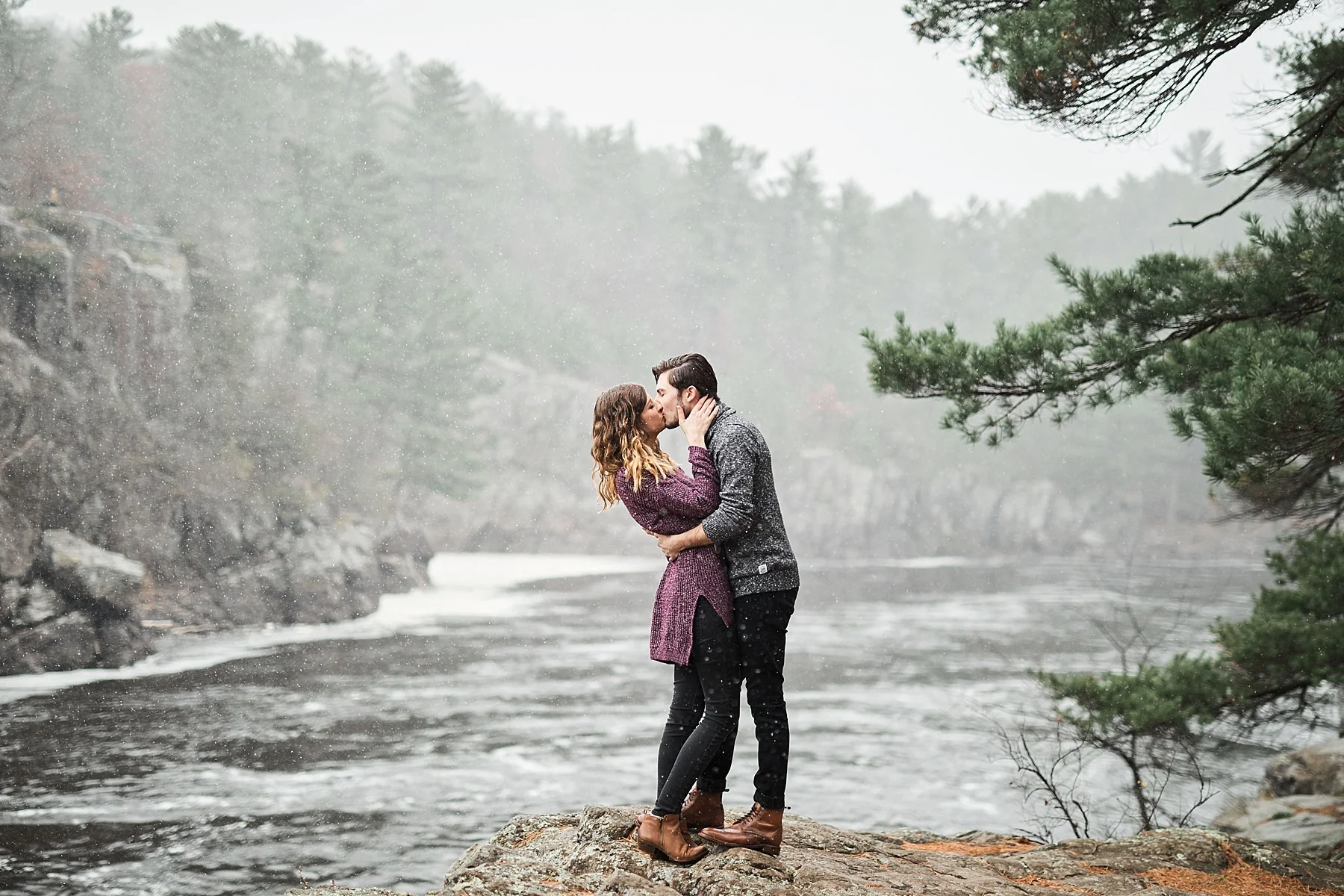 Taylors-Falls-engagement-session-Snowstorm-Blizzard-Engagement-Session_0005.jpg