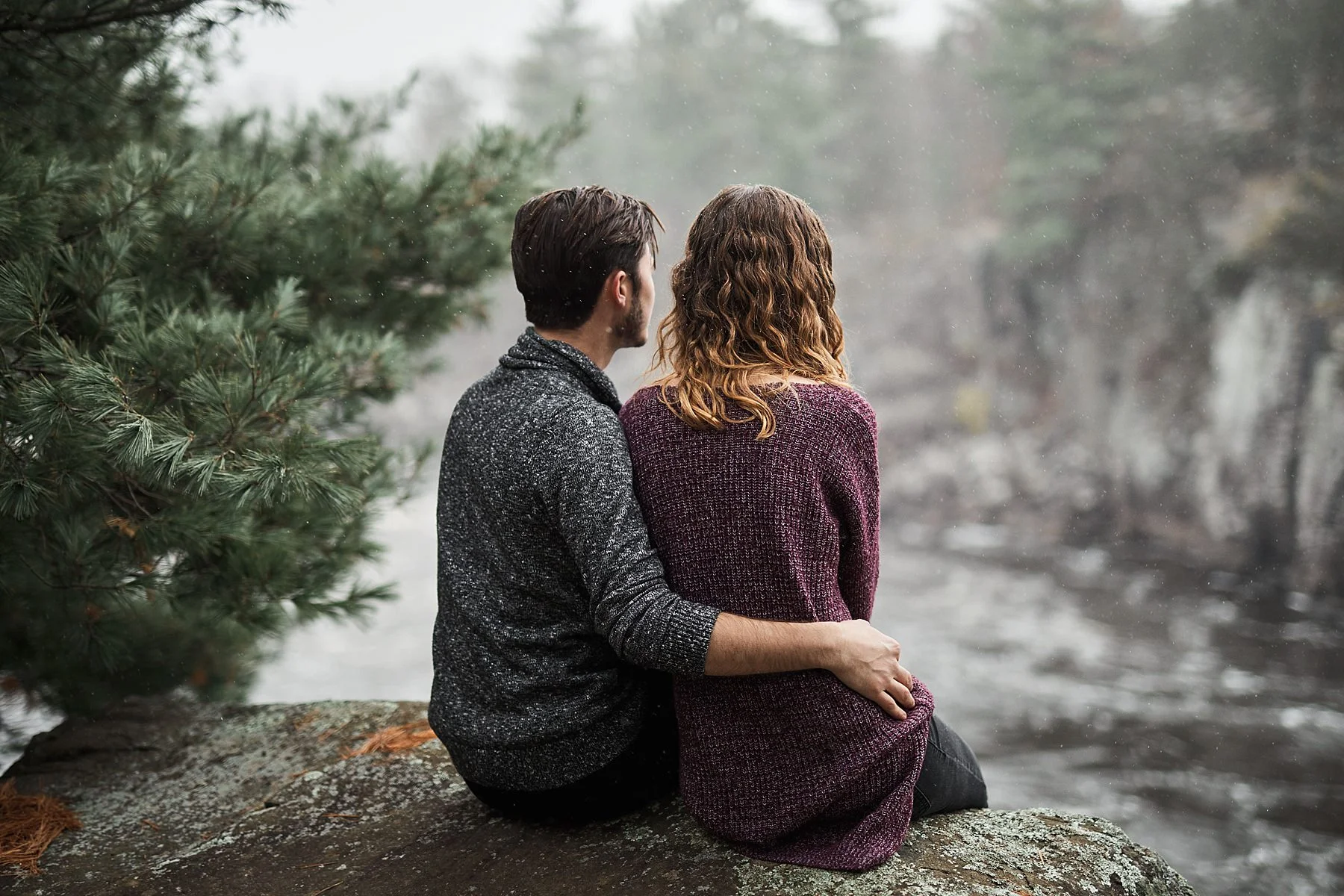 Taylors-Falls-engagement-session-Snowstorm-Blizzard-Engagement-Session_0007.jpg