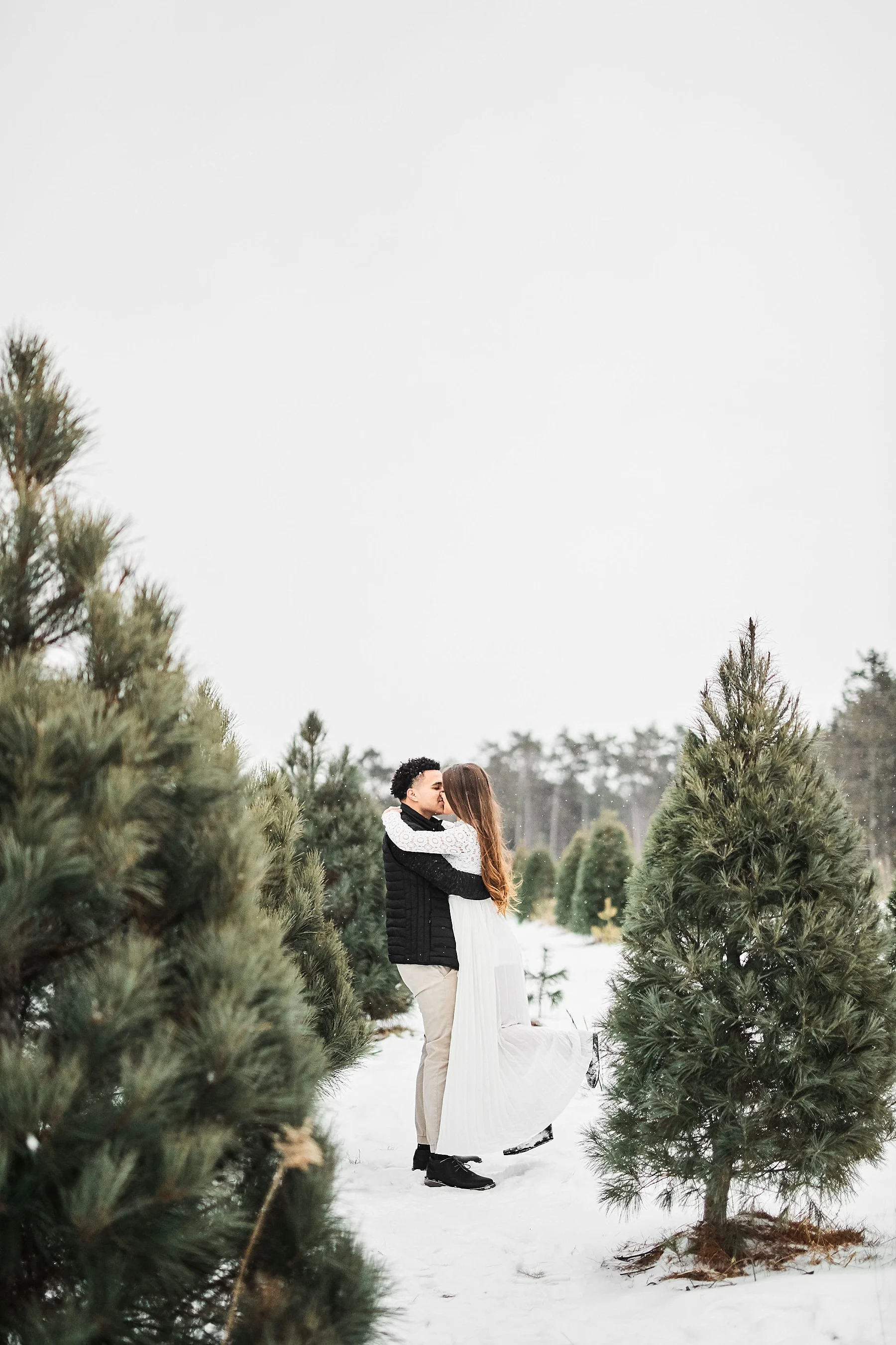 hansen-tree-farm-winter-engagement-photos_0011.jpg