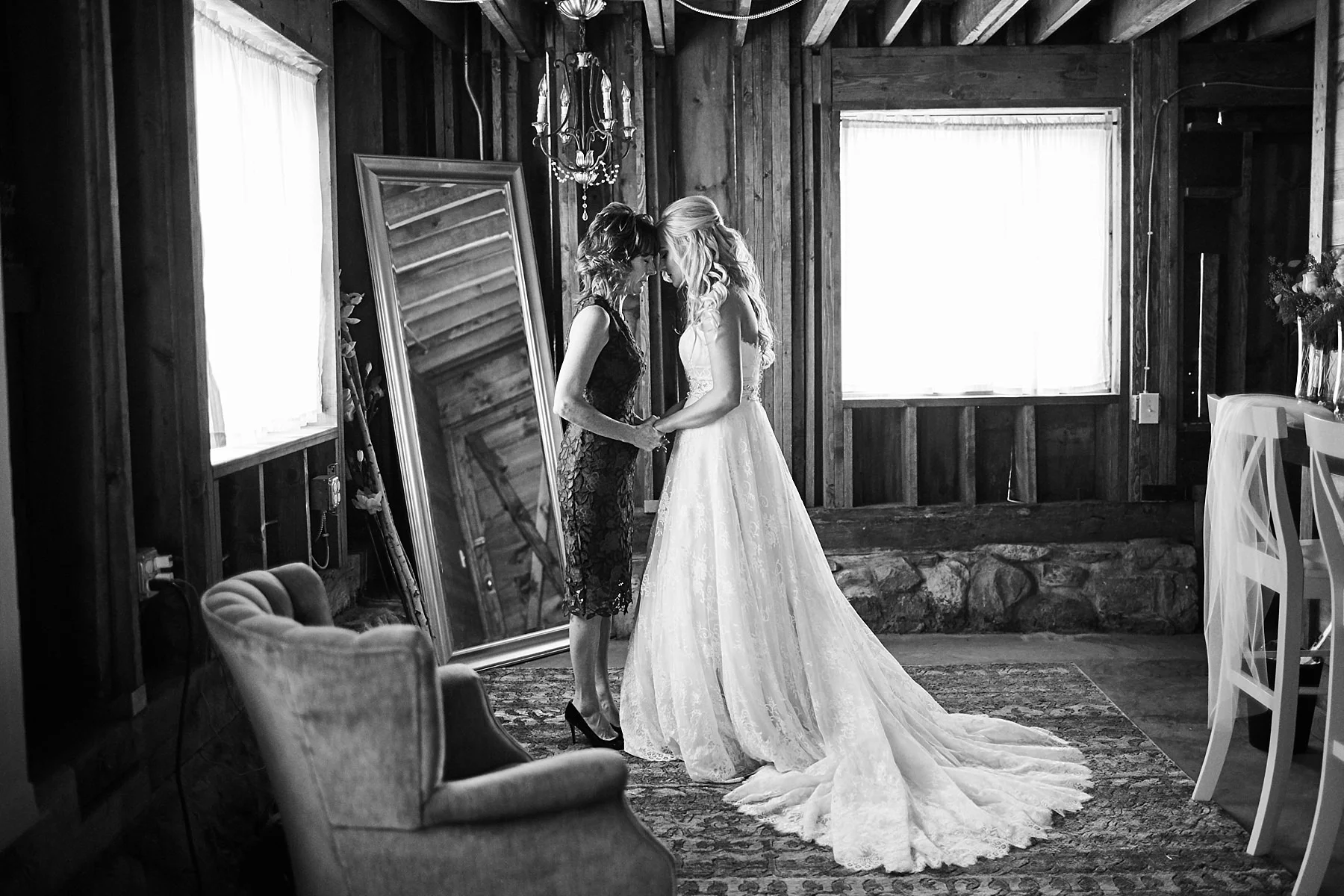 Bloom-Lake-Barn-Wedding-Schafer-Minnesota-Outdoor_0235.jpg