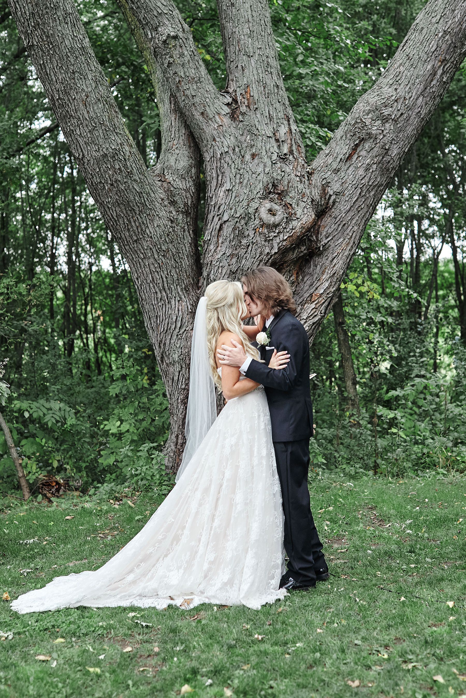 Bloom-Lake-Barn-Wedding-Schafer-Minnesota-Outdoor_0299.jpg
