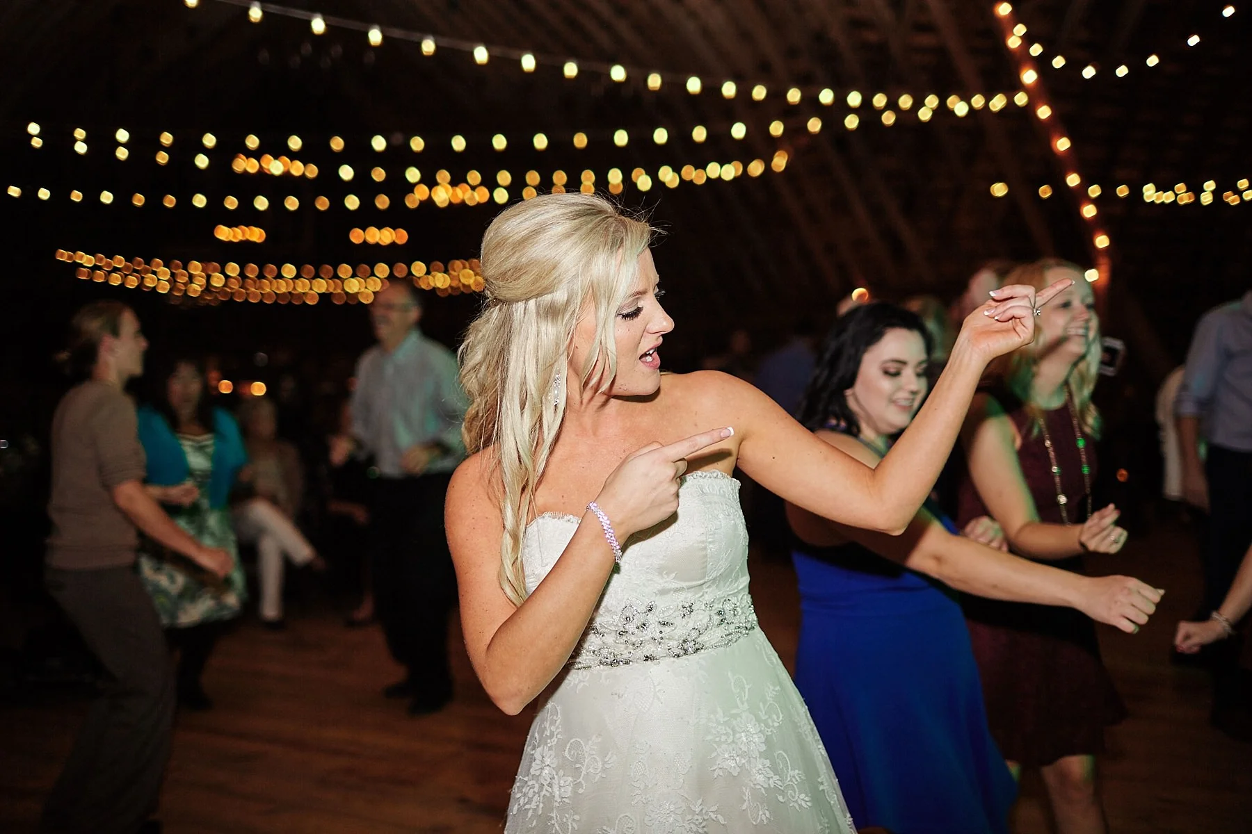 Bloom-Lake-Barn-Wedding-Schafer-Minnesota-Outdoor_0345.jpg