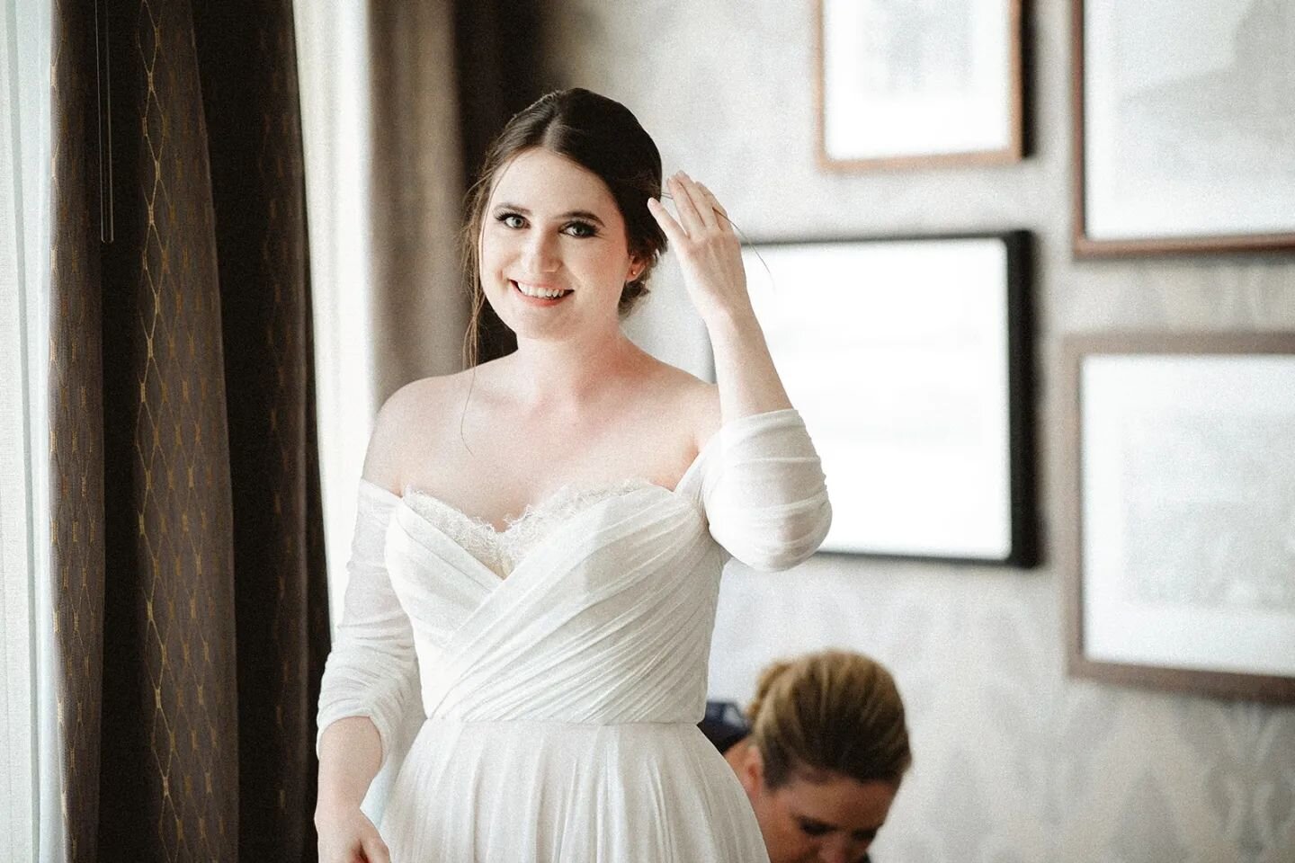 Beautiful clean light. I live for it. ❤️

Bride: @mad_tallant 
HMUA: @looksbylisastl 
@unionstationstl 

#beautifullight #cleanlight #weddingday #saintlouisweddingphotographer #stlbrides #stlweddingphotographer #stlove #modernweddings #featurememozi 