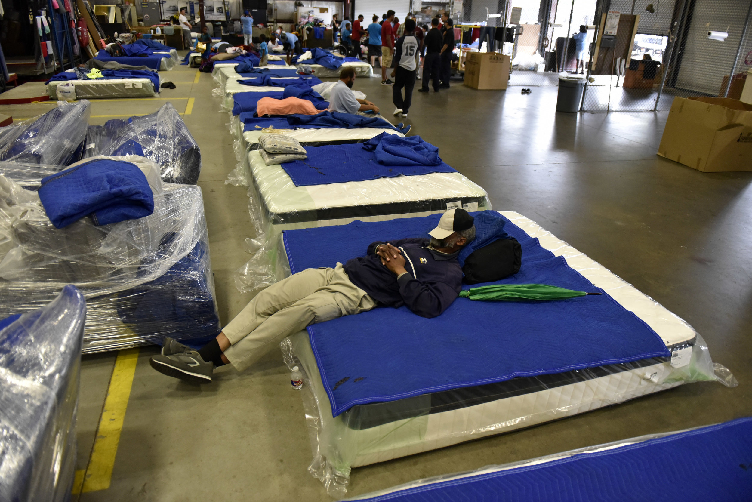  Evacuees get some rest in the warehouse at Gallery Furniture which opened its doors to residents needing shelter, in Houston, Texas, U.S. August 29, 2017.  REUTERS/Nick Oxford 
