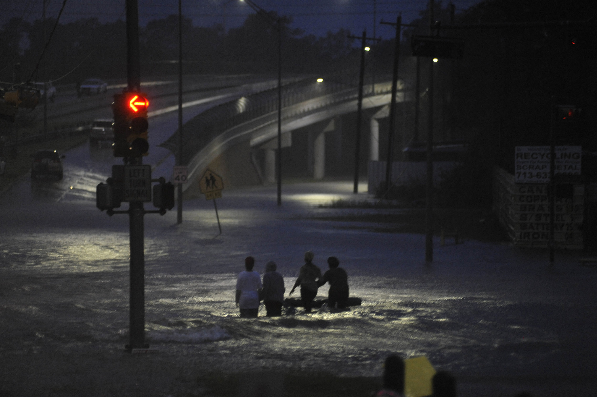  Residents wade through floodwater after Hurricane Harvey inundated the Texas Gulf coast with rain causing widespread flooding, in Houston, Texas, U.S. August 28, 2017.  REUTERS/Nick Oxford 