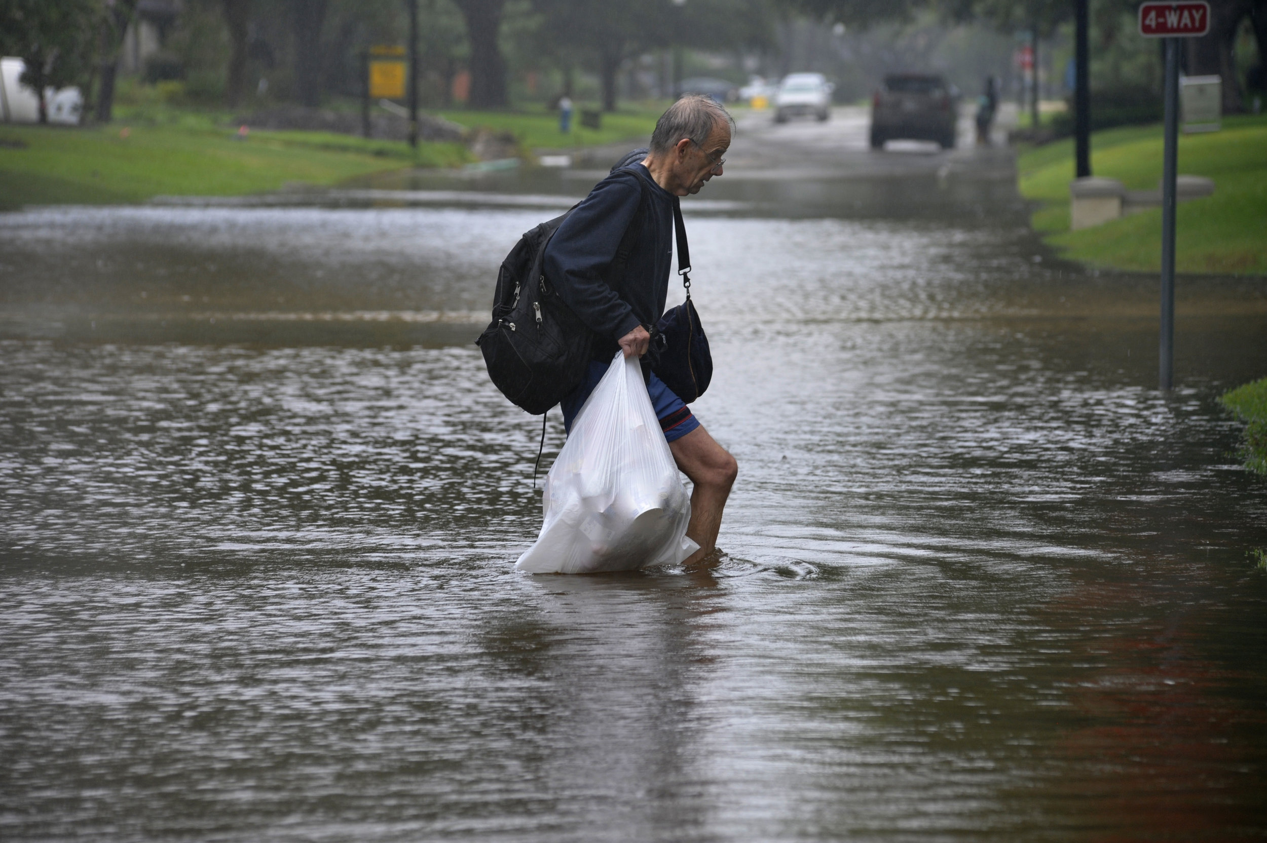  A man carries his belongings through flood waters after Hurricane Harvey inundated the Texas Gulf coast with rain causing widespread flooding, in Houston, Texas, U.S. August 28, 2017.  REUTERS/Nick Oxford 