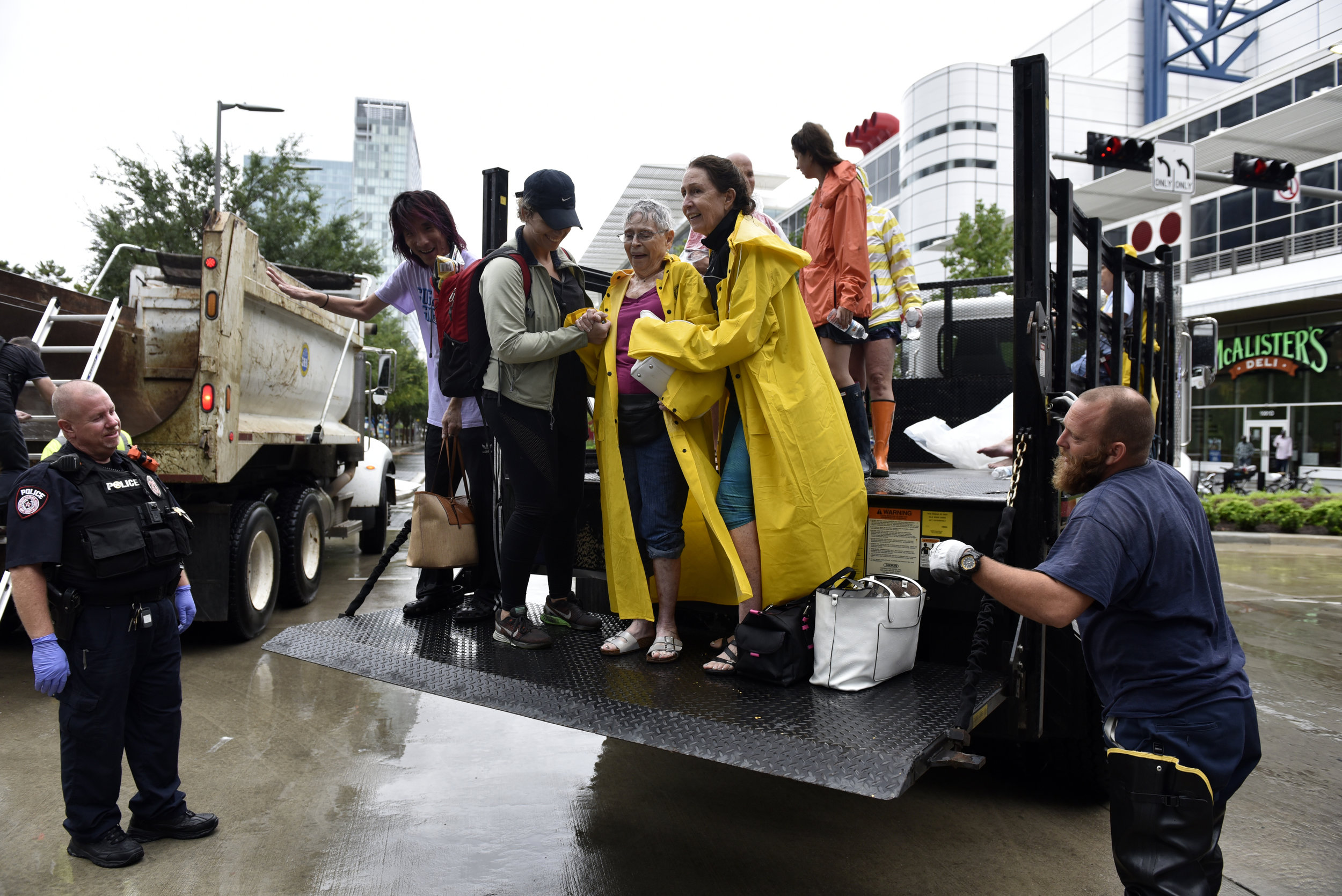  Evacuees are unloaded from the back of an open bed truck at the George R. Brown Convention Center after Hurricane Harvey inundated the Texas Gulf coast with rain causing widespread flooding, in Houston, Texas, U.S. August 27, 2017.  REUTERS/Nick Oxf