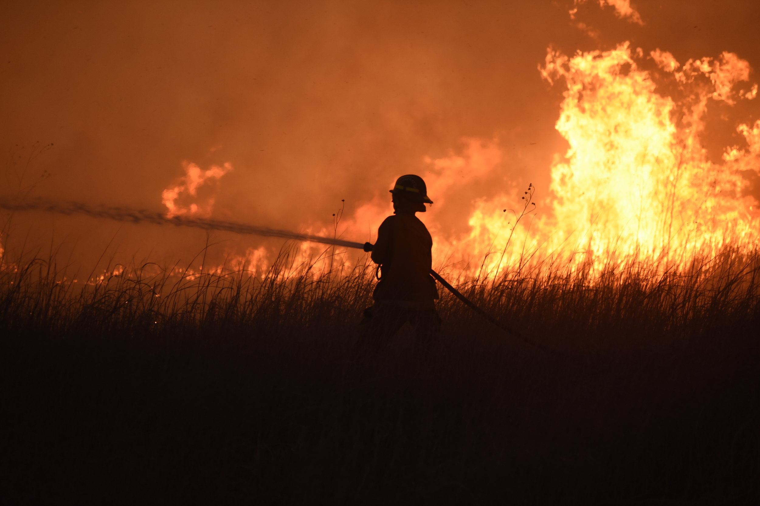  A firefighter works to control the Rhea fire near Seiling, Oklahoma, U.S. April 17, 2018. REUTERS/Nick Oxford 
