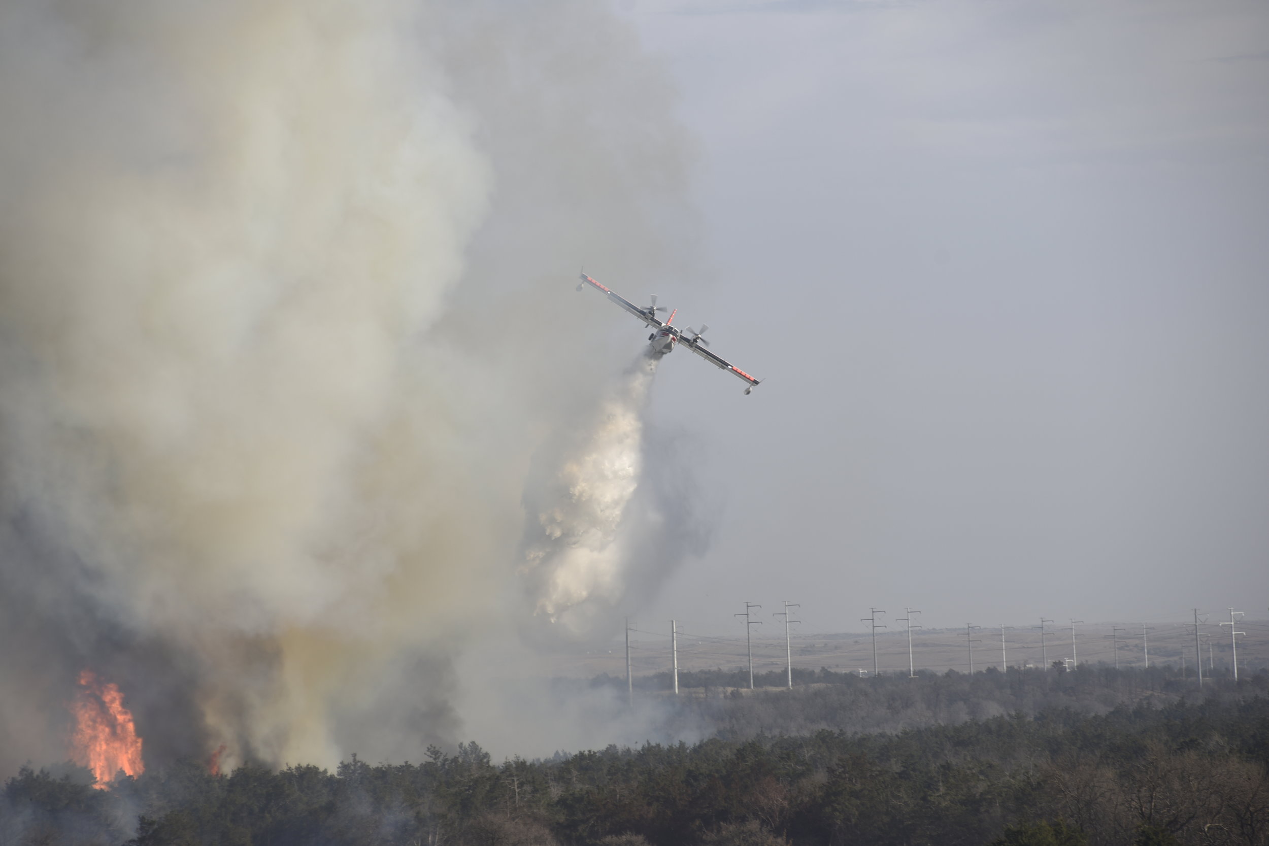  A plane makes a water drop on the Rhea Fire near Seiling, Oklahoma, U.S. April 17, 2018. REUTERS/Nick Oxford 