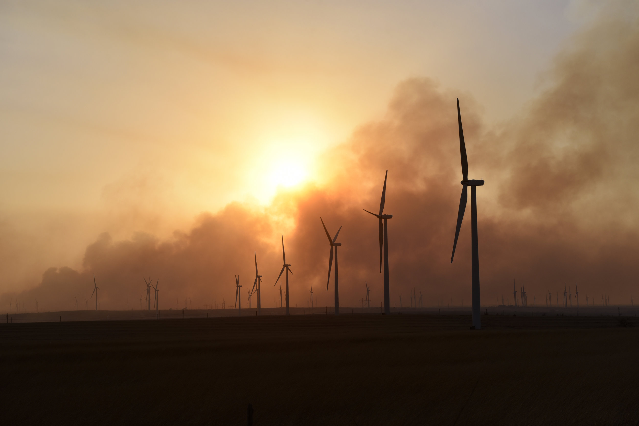  The sun sets through smoke from the Rhea fire on a wind farm near Seiling, Oklahoma, U.S. April 17, 2018. REUTERS/Nick Oxford 