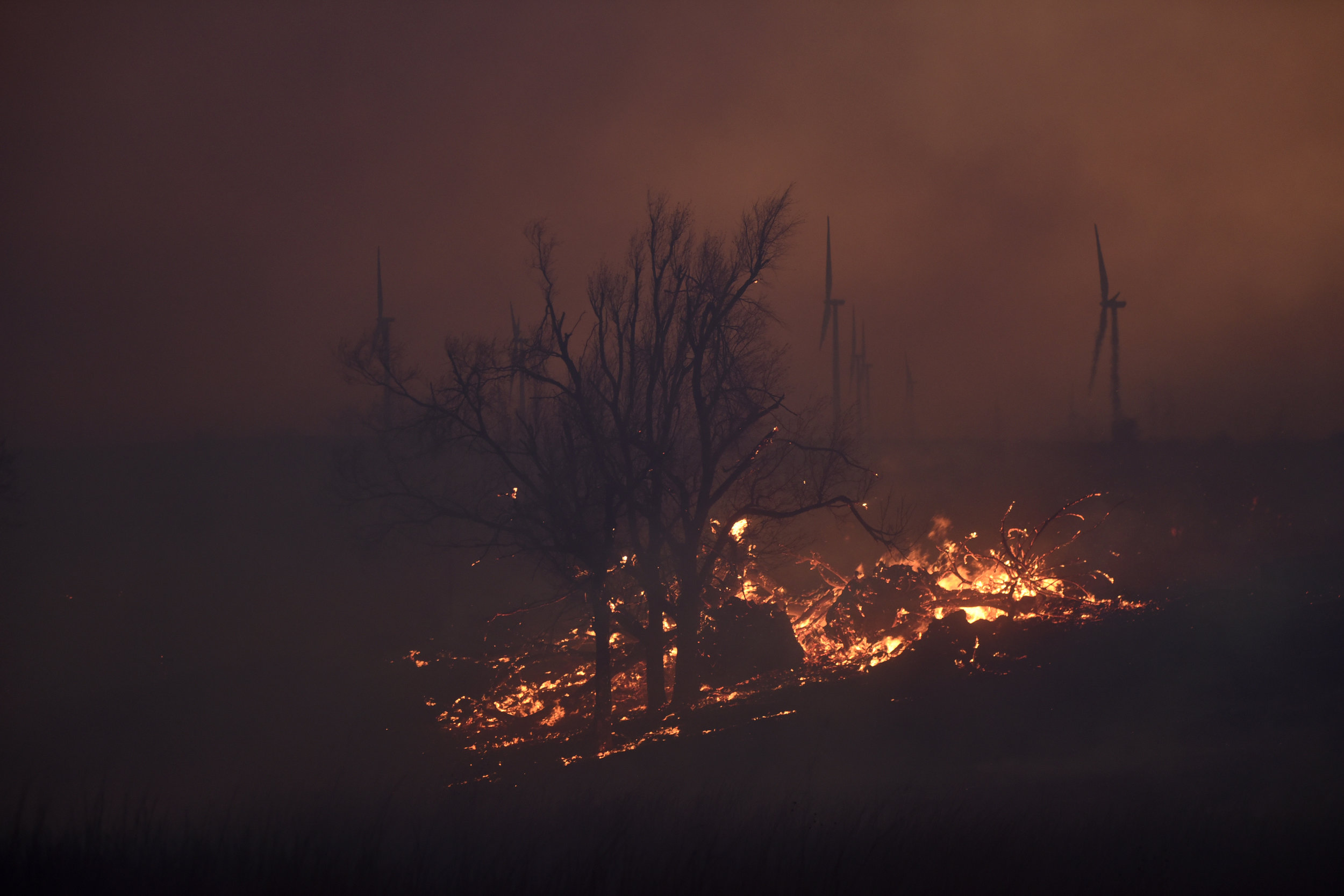  The Rhea fire burns into the night near Seiling, Oklahoma, U.S. April 17, 2018. REUTERS/Nick Oxford 