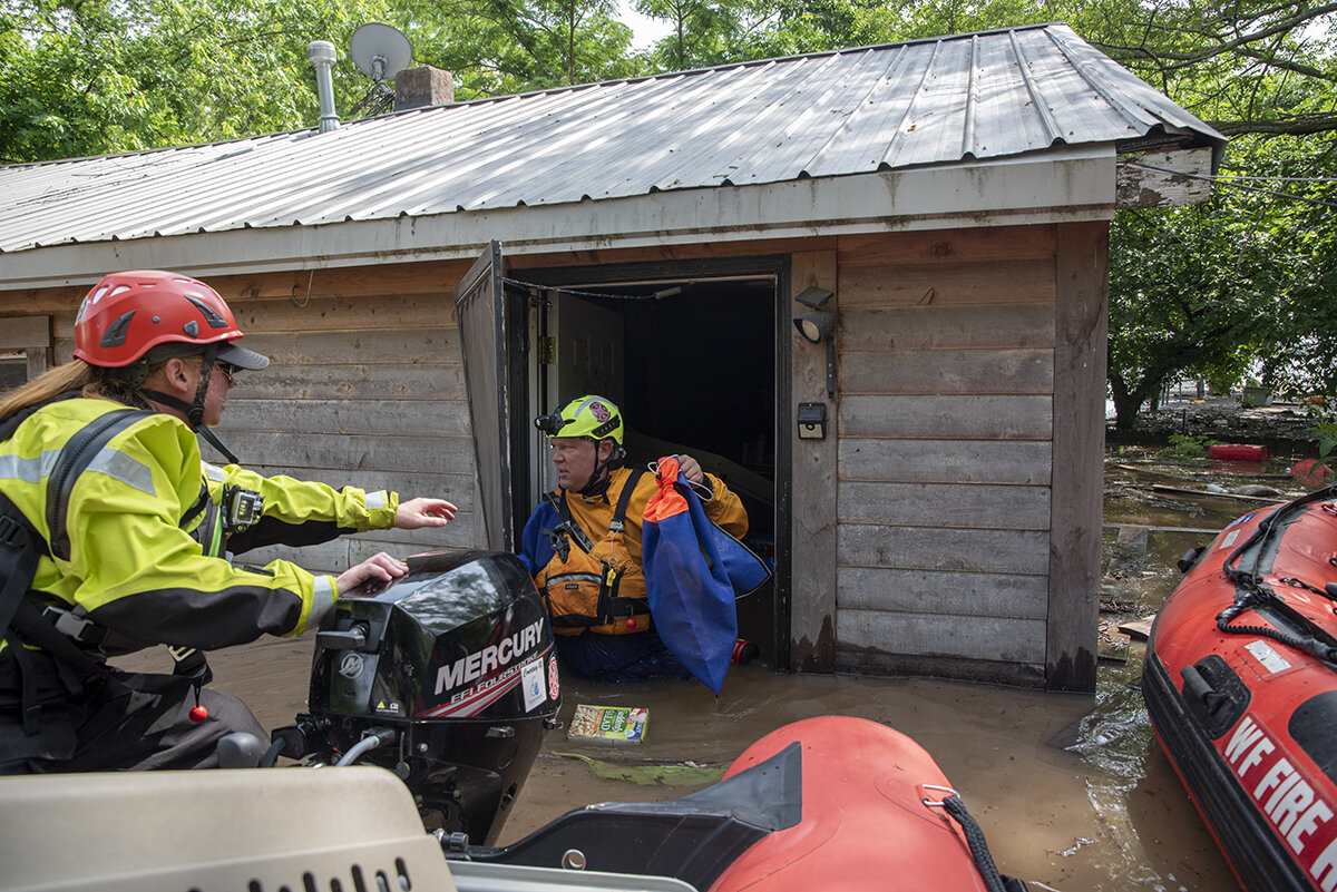   Eric Thompson rescues cats trapped by flooding in Webber's Falls, Oklahoma.  Nick Oxford for The New York Times 
